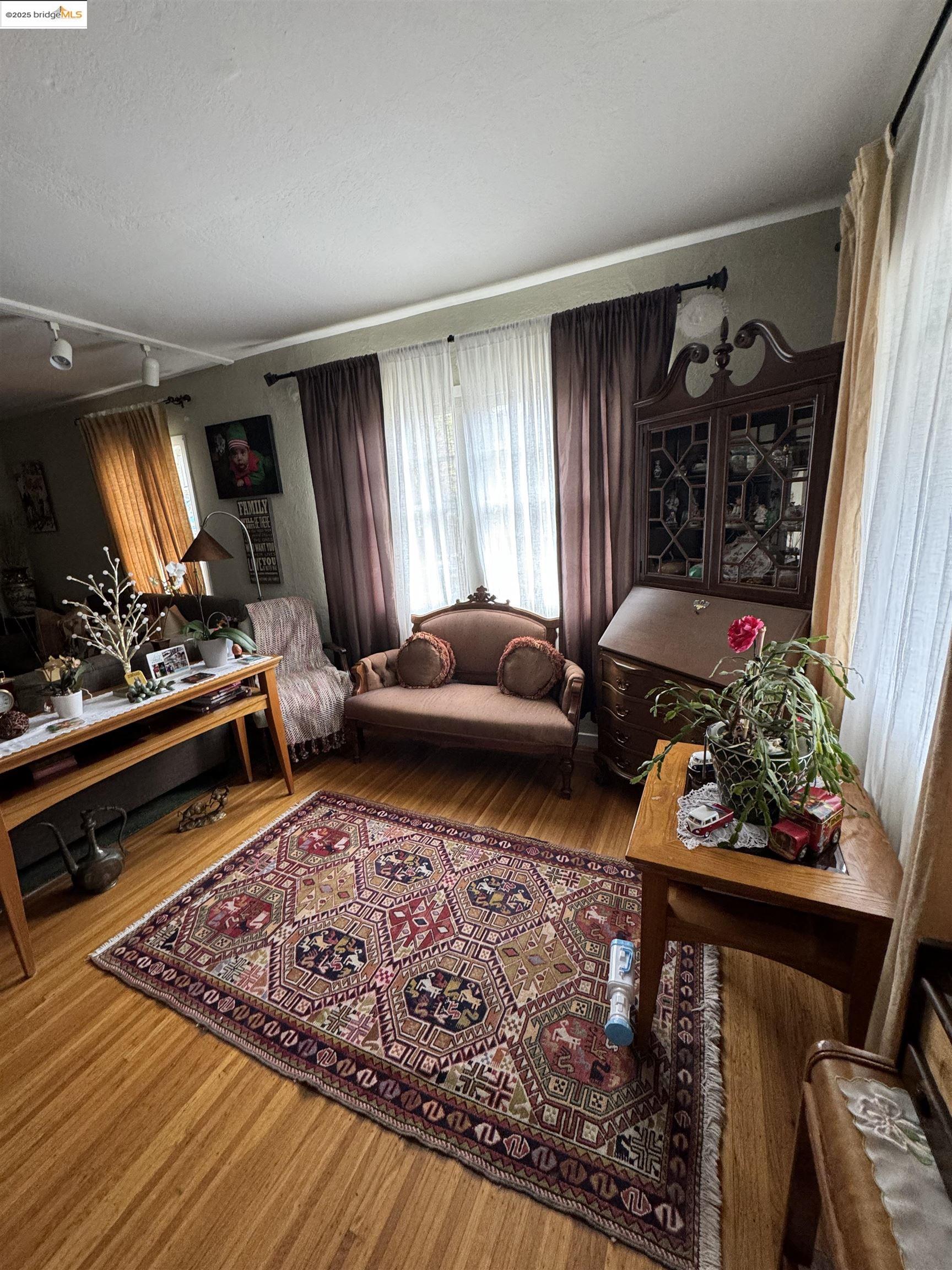 Detail Gallery Image 3 of 23 For 6440 Sunnymere, Oakland,  CA 94605 - 4 Beds | 3 Baths