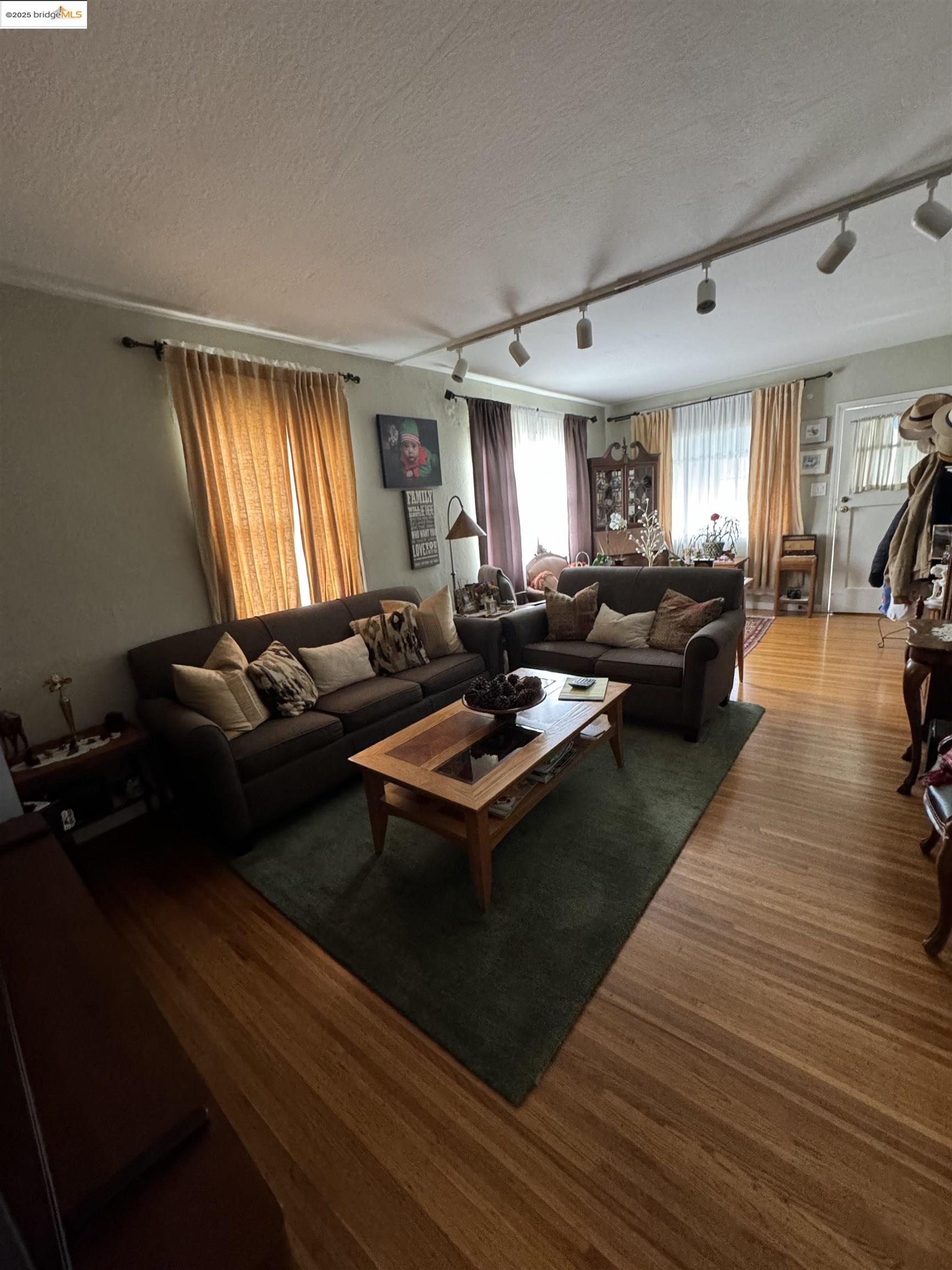 Detail Gallery Image 4 of 23 For 6440 Sunnymere, Oakland,  CA 94605 - 4 Beds | 3 Baths