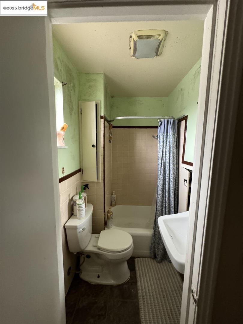 Detail Gallery Image 5 of 23 For 6440 Sunnymere, Oakland,  CA 94605 - 4 Beds | 3 Baths
