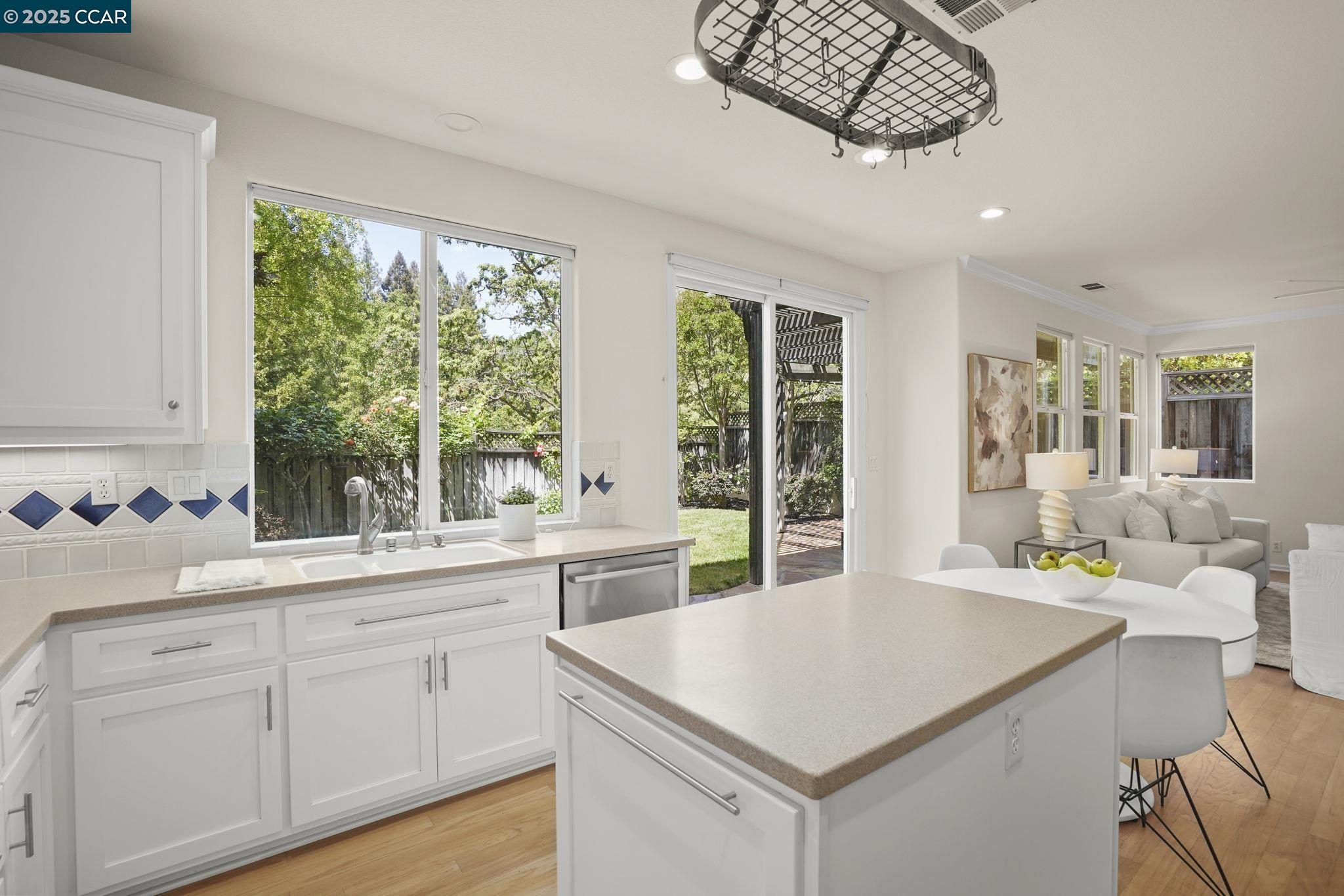Detail Gallery Image 13 of 33 For 433 Iron Hill St, Pleasant Hill,  CA 94523 - 4 Beds | 2/1 Baths