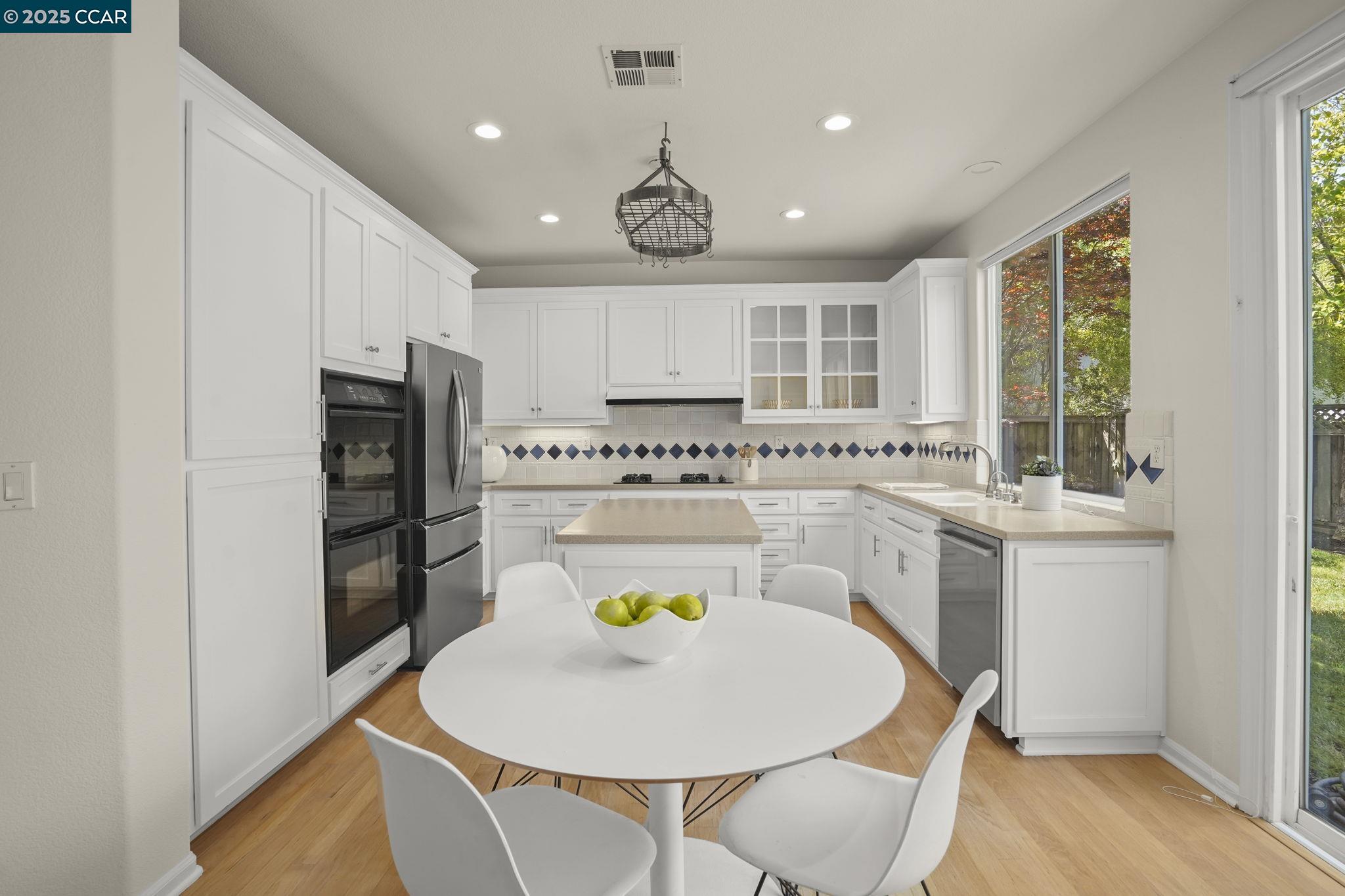 Detail Gallery Image 10 of 33 For 433 Iron Hill St, Pleasant Hill,  CA 94523 - 4 Beds | 2/1 Baths