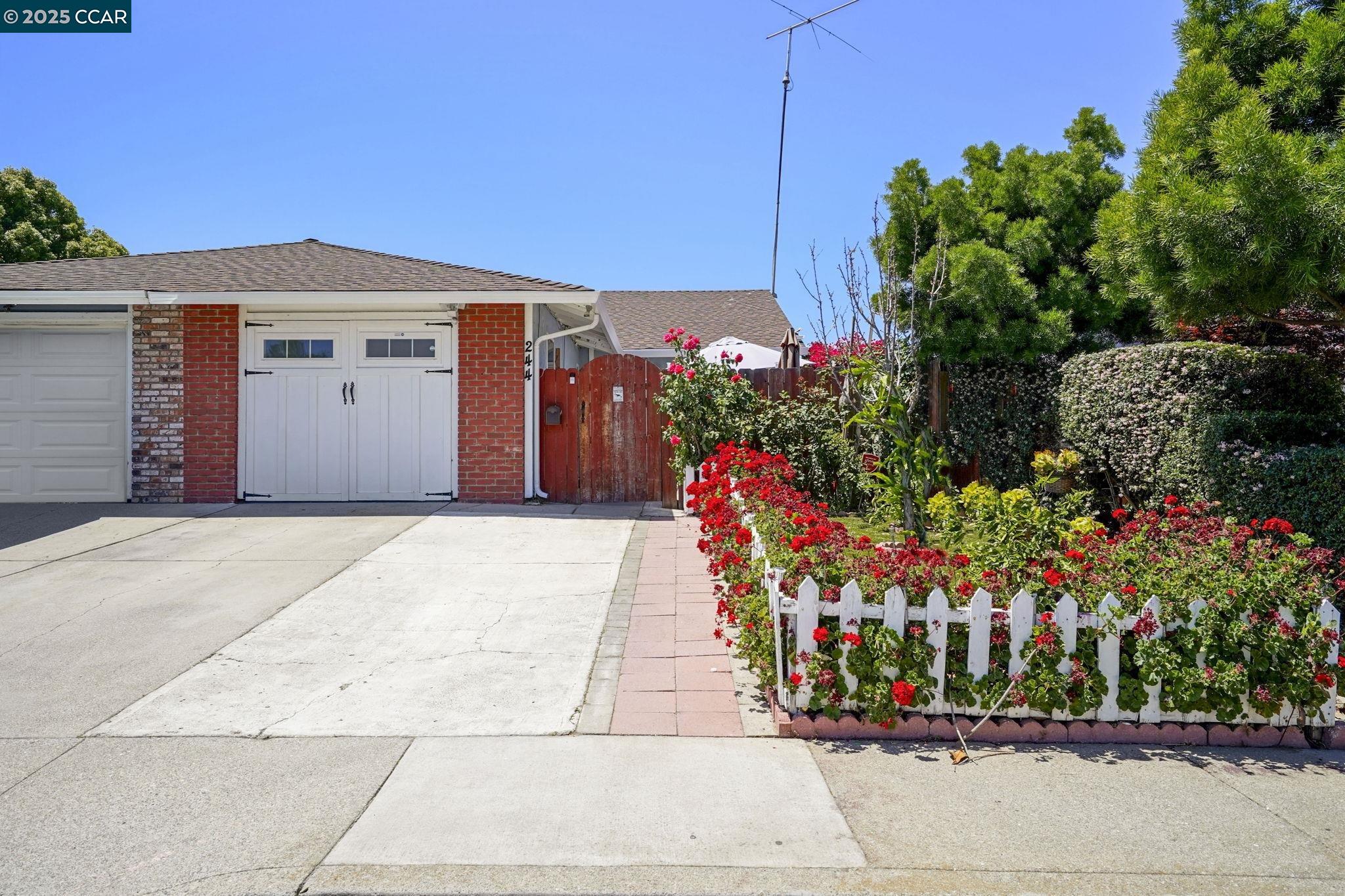 Detail Gallery Image 1 of 31 For 244 E Trident Dr, Pittsburg,  CA 94565 - 4 Beds | 2 Baths