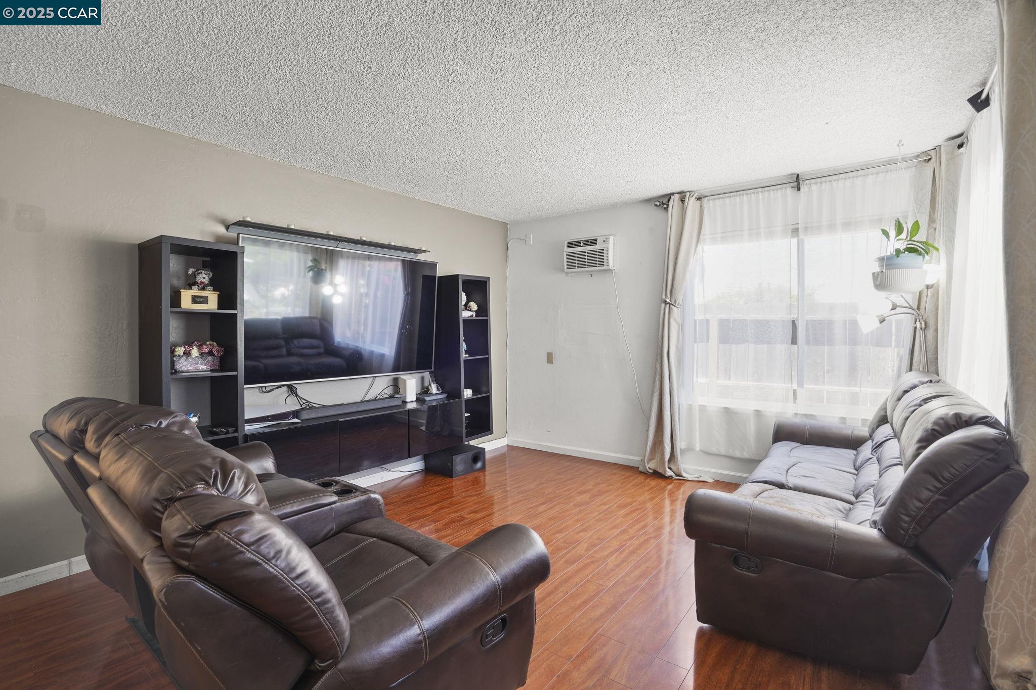 Detail Gallery Image 4 of 31 For 244 E Trident Dr, Pittsburg,  CA 94565 - 4 Beds | 2 Baths