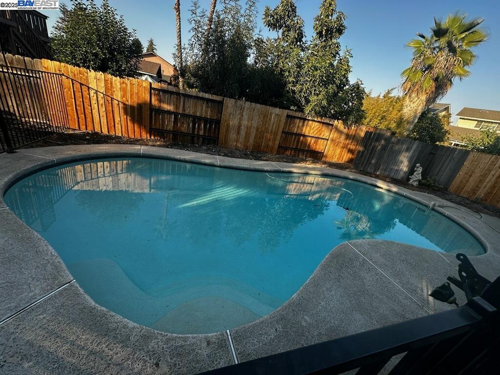 Detail Gallery Image 2 of 13 For 1625 Laramie Way, Stockton,  CA 95209-1365 - 3 Beds | 2/1 Baths