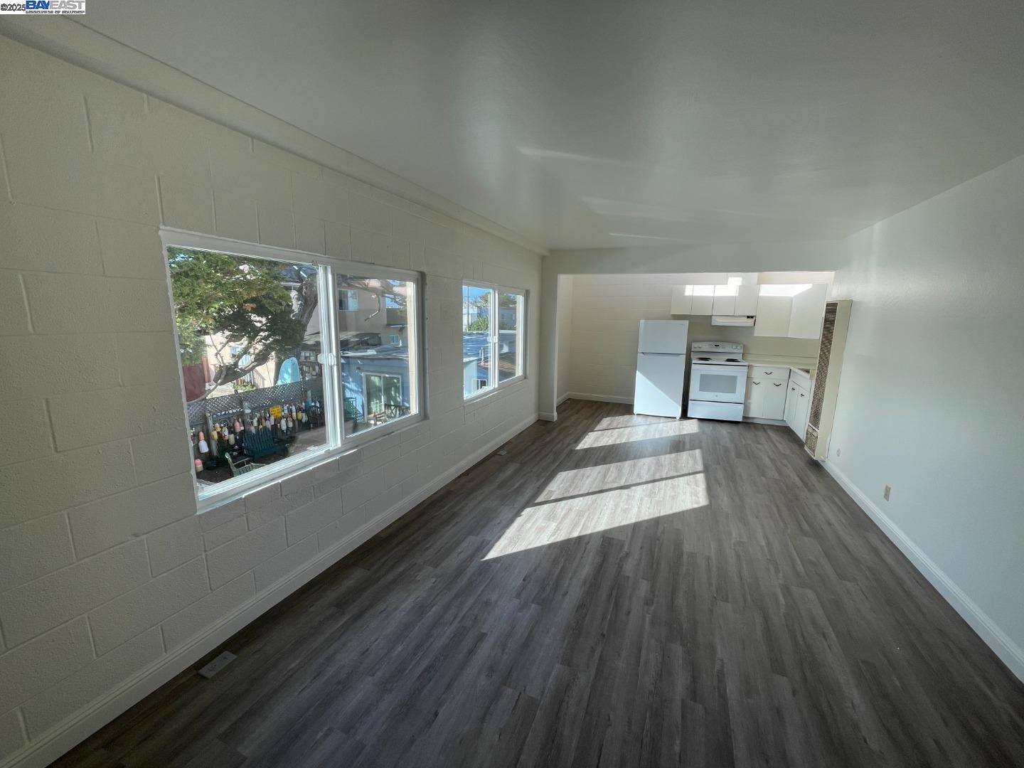 Detail Gallery Image 2 of 6 For 1720 Palmetto Ave, Pacifica,  CA 94044 - 2 Beds | 1 Baths
