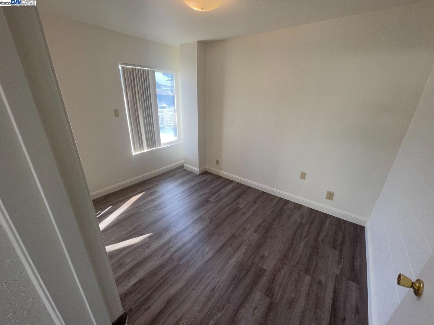 Detail Gallery Image 4 of 6 For 1720 Palmetto Ave, Pacifica,  CA 94044 - 2 Beds | 1 Baths