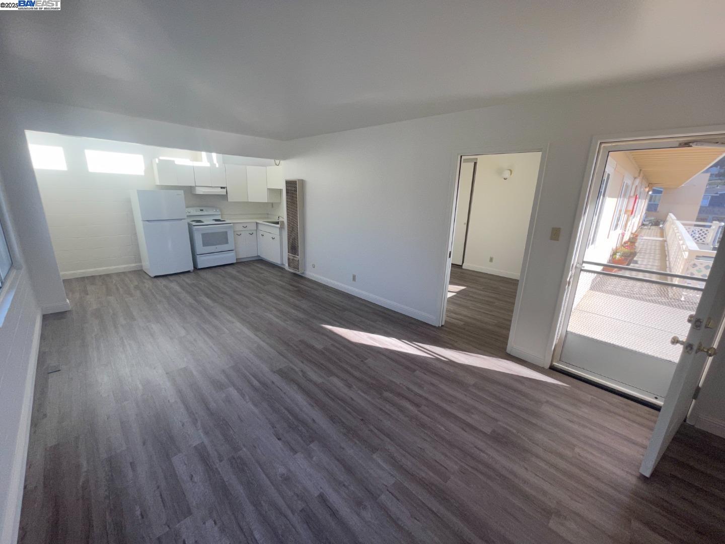 Detail Gallery Image 5 of 6 For 1720 Palmetto Ave, Pacifica,  CA 94044 - 2 Beds | 1 Baths