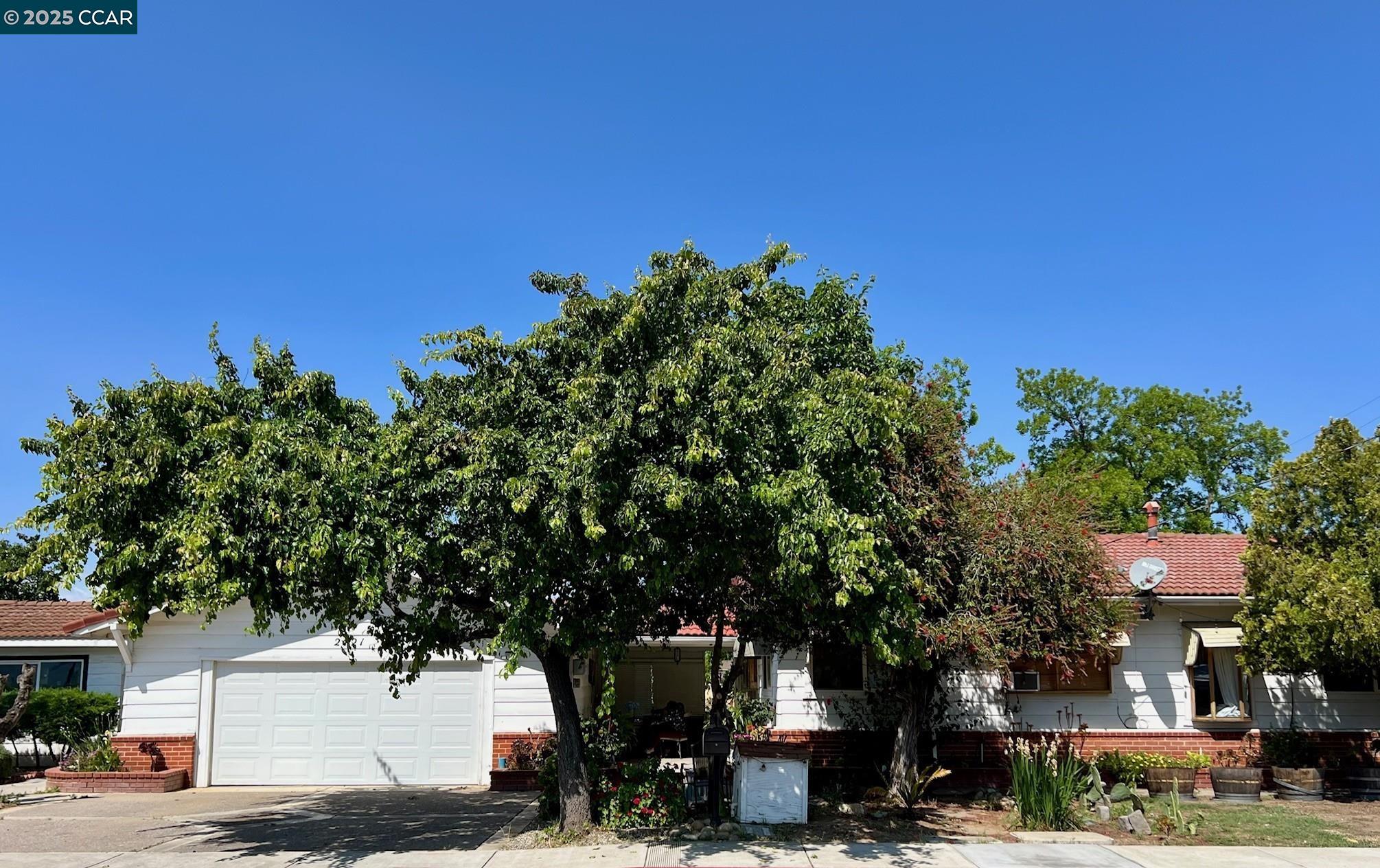 Detail Gallery Image 11 of 55 For 2421 Smith Rd, Brentwood,  CA 94513-5422 - 5 Beds | 3 Baths