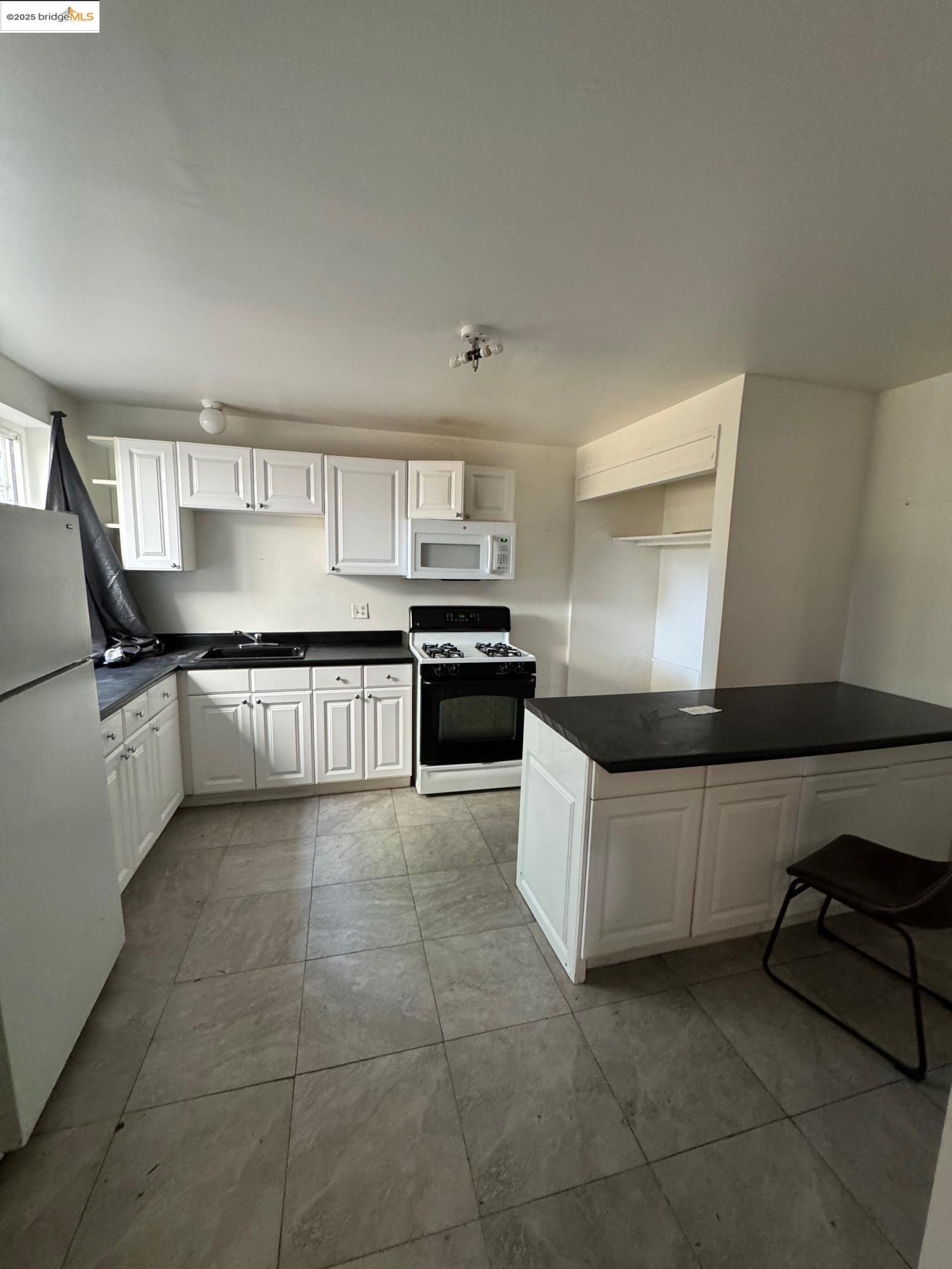Detail Gallery Image 13 of 15 For 1626 12th St, Oakland,  CA 94607 - – Beds | – Baths
