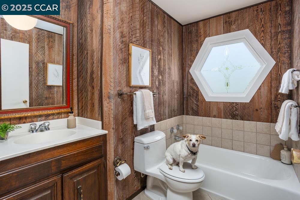 Detail Gallery Image 15 of 19 For 244 Ivy Dr, Orinda,  CA 94563 - 4 Beds | 3 Baths