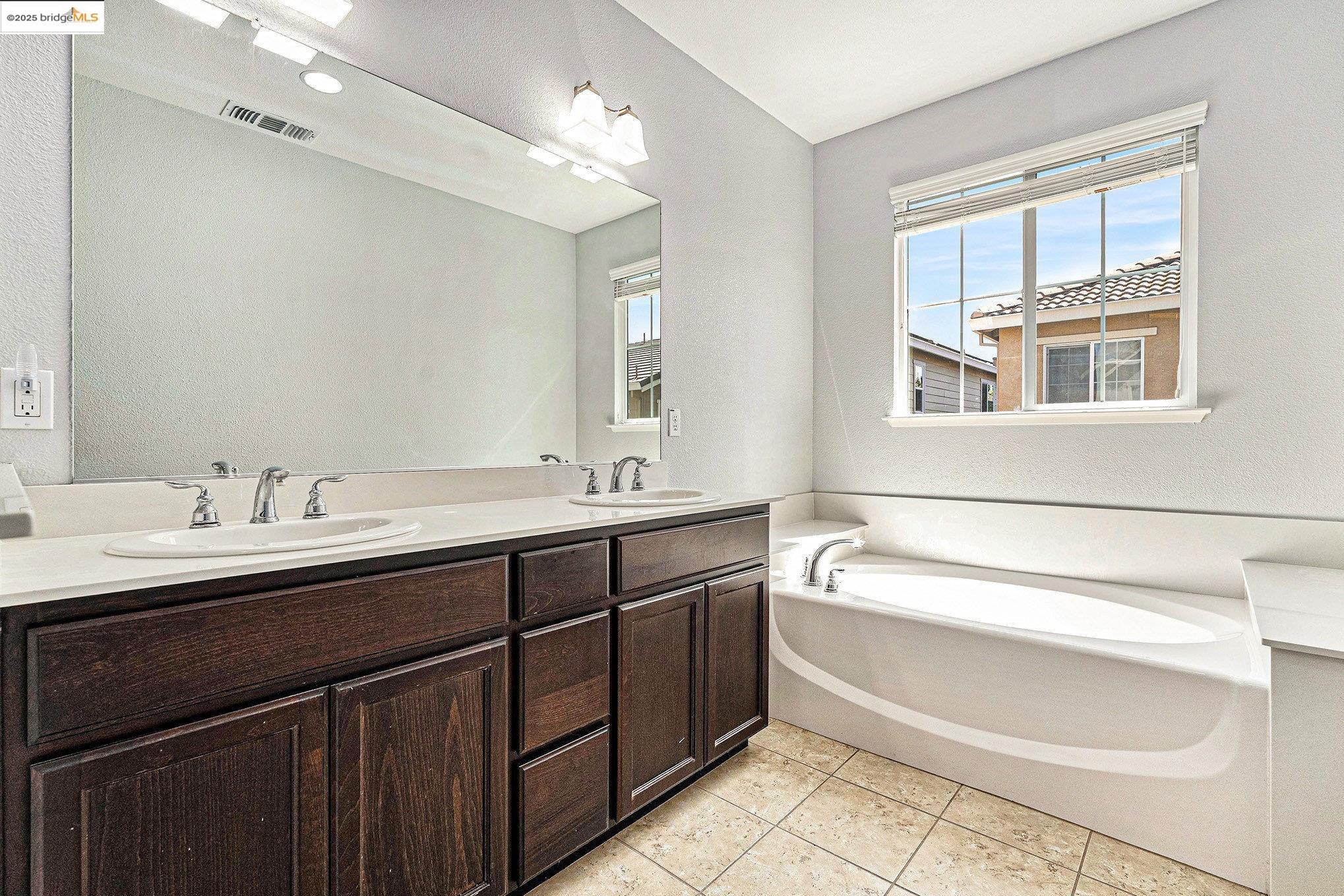 Detail Gallery Image 14 of 22 For 61 Halsey Ct, Pittsburg,  CA 94565 - 4 Beds | 2/1 Baths