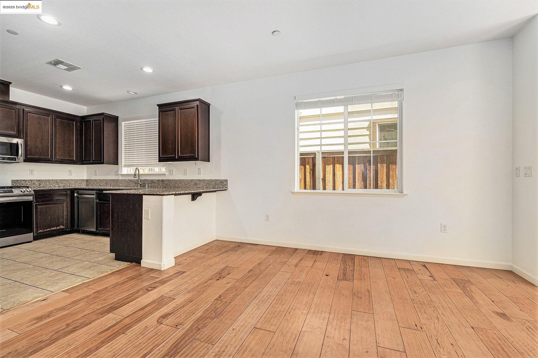 Detail Gallery Image 8 of 22 For 61 Halsey Ct, Pittsburg,  CA 94565 - 4 Beds | 2/1 Baths