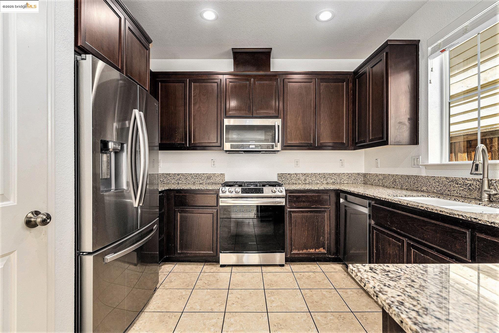 Detail Gallery Image 9 of 22 For 61 Halsey Ct, Pittsburg,  CA 94565 - 4 Beds | 2/1 Baths