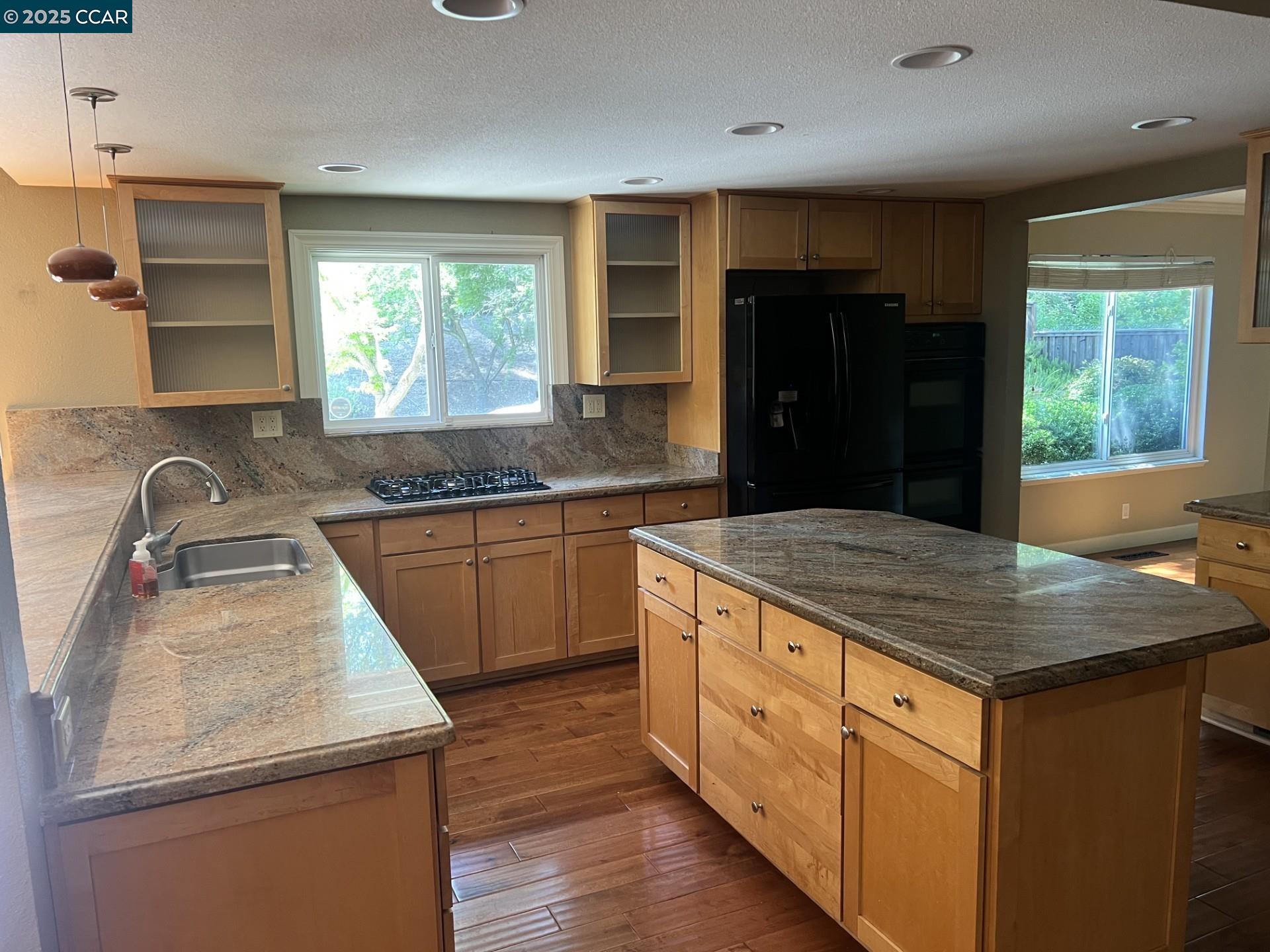 Detail Gallery Image 4 of 8 For 42 Horseshoe Ct, Walnut Creek,  CA 94596 - 5 Beds | 3/1 Baths