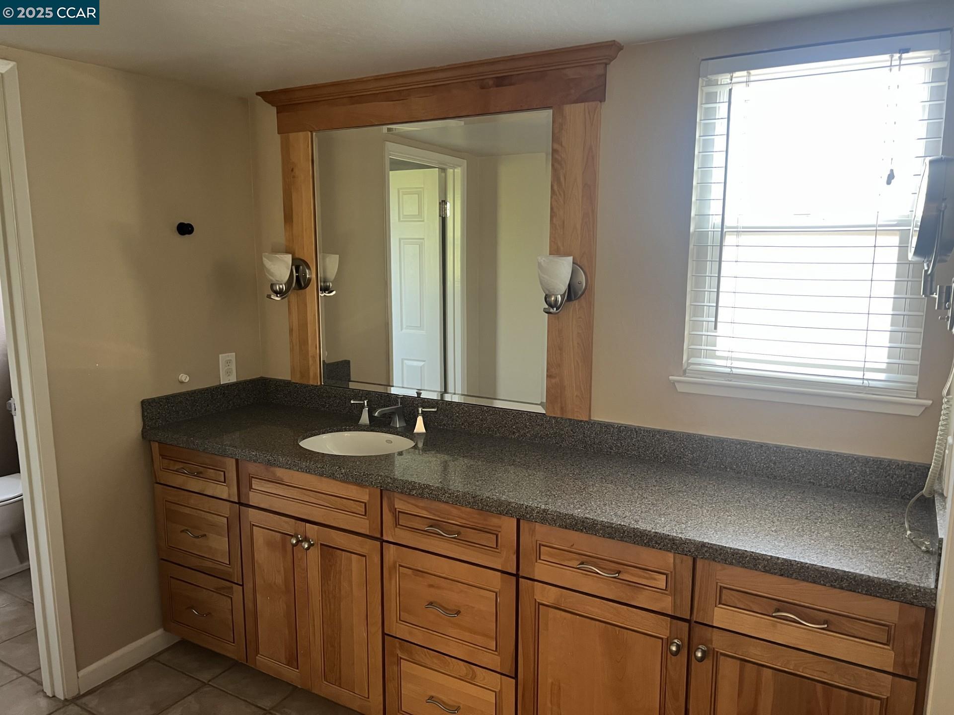 Detail Gallery Image 6 of 8 For 42 Horseshoe Ct, Walnut Creek,  CA 94596 - 5 Beds | 3/1 Baths
