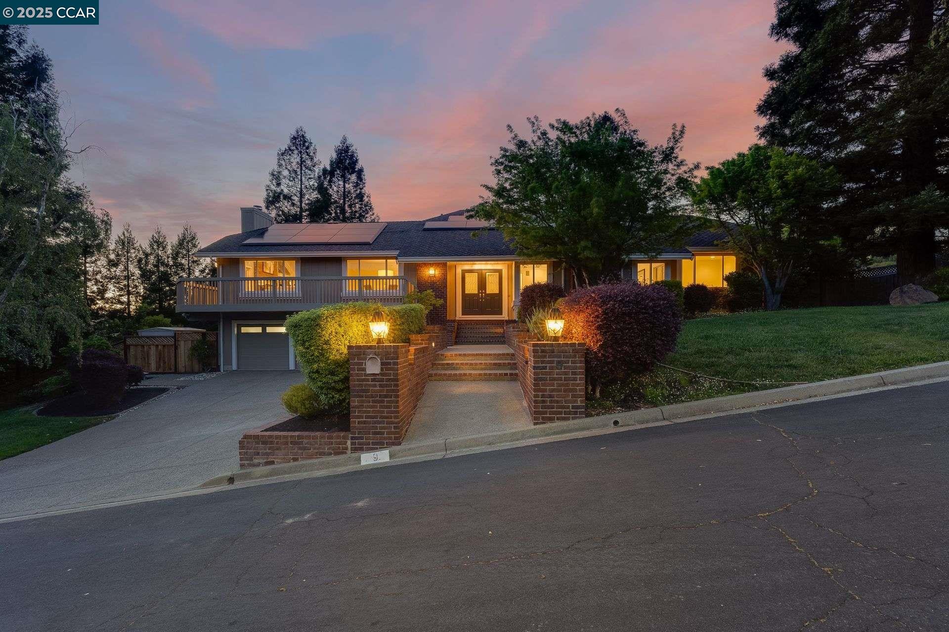 Detail Gallery Image 2 of 54 For 9 Irvine Drive, Moraga,  CA 94556 - 4 Beds | 2/1 Baths