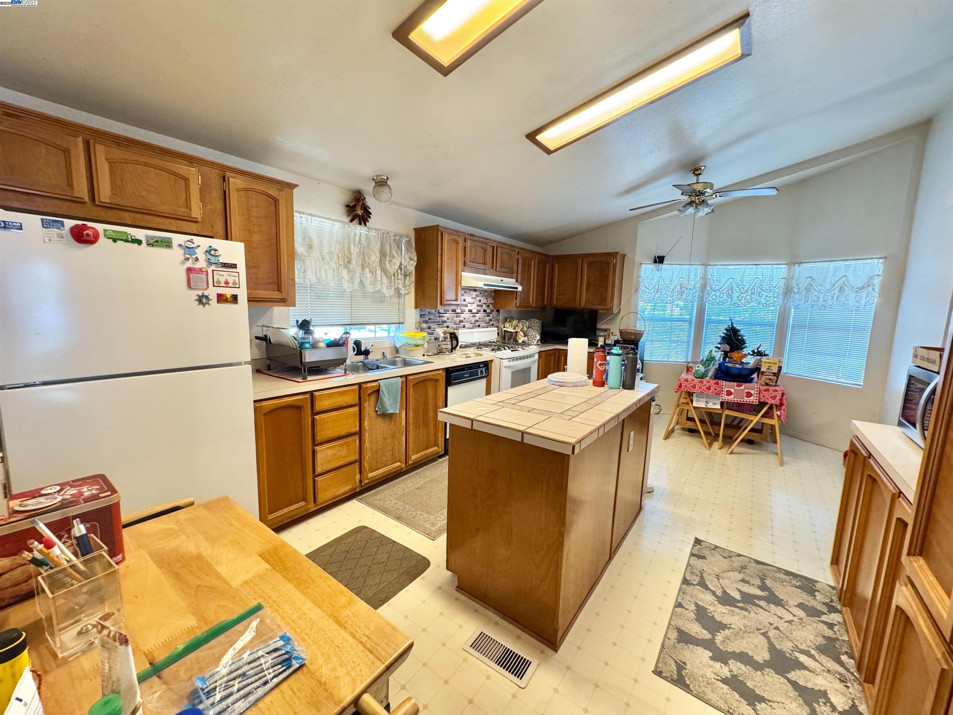 Detail Gallery Image 4 of 13 For 1225 Vienna Dr #394,  Sunnyvale,  CA 94089 - 3 Beds | 2 Baths