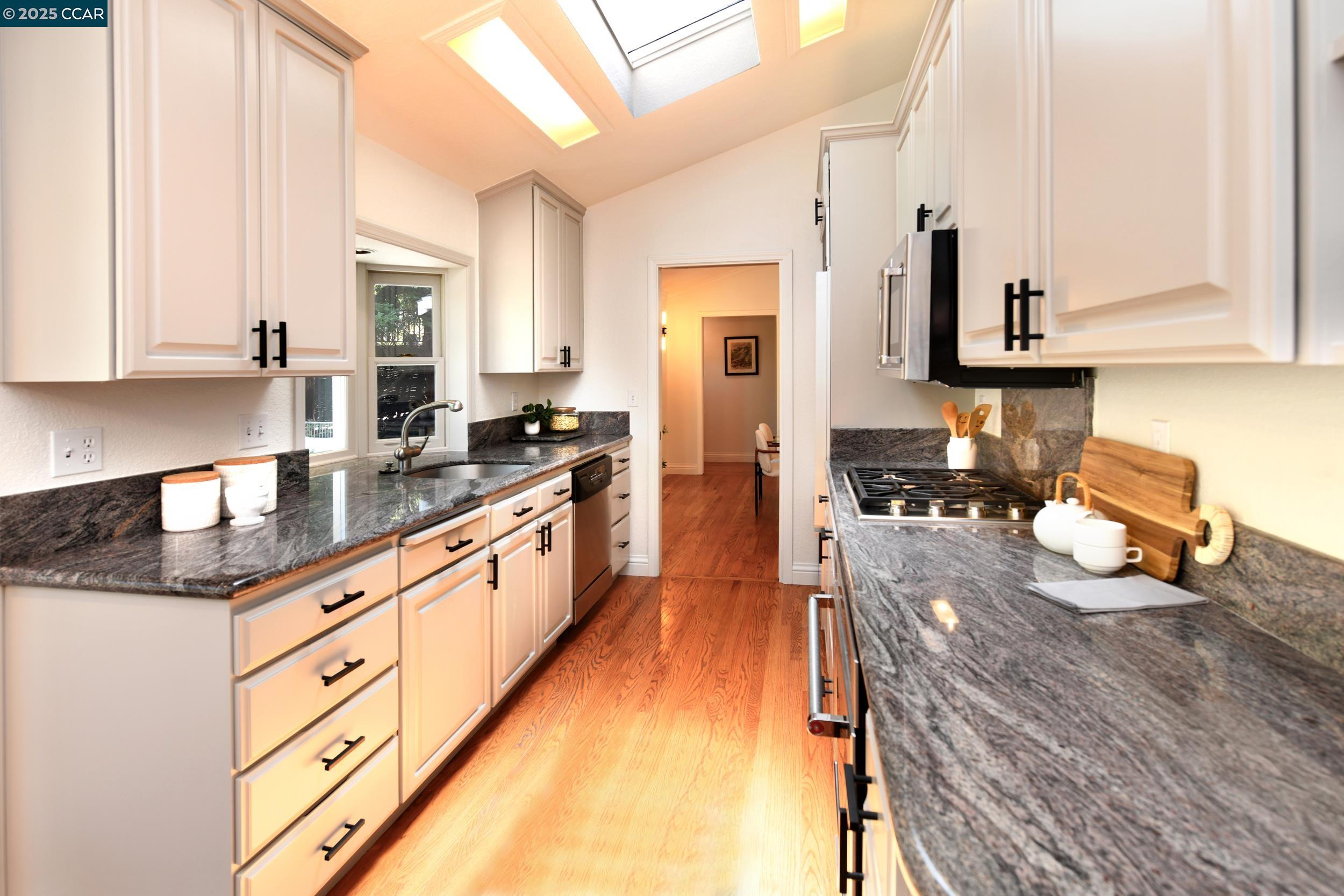 Detail Gallery Image 17 of 59 For 683 Wee Donegal, Lafayette,  CA 94549 - 5 Beds | 3/1 Baths