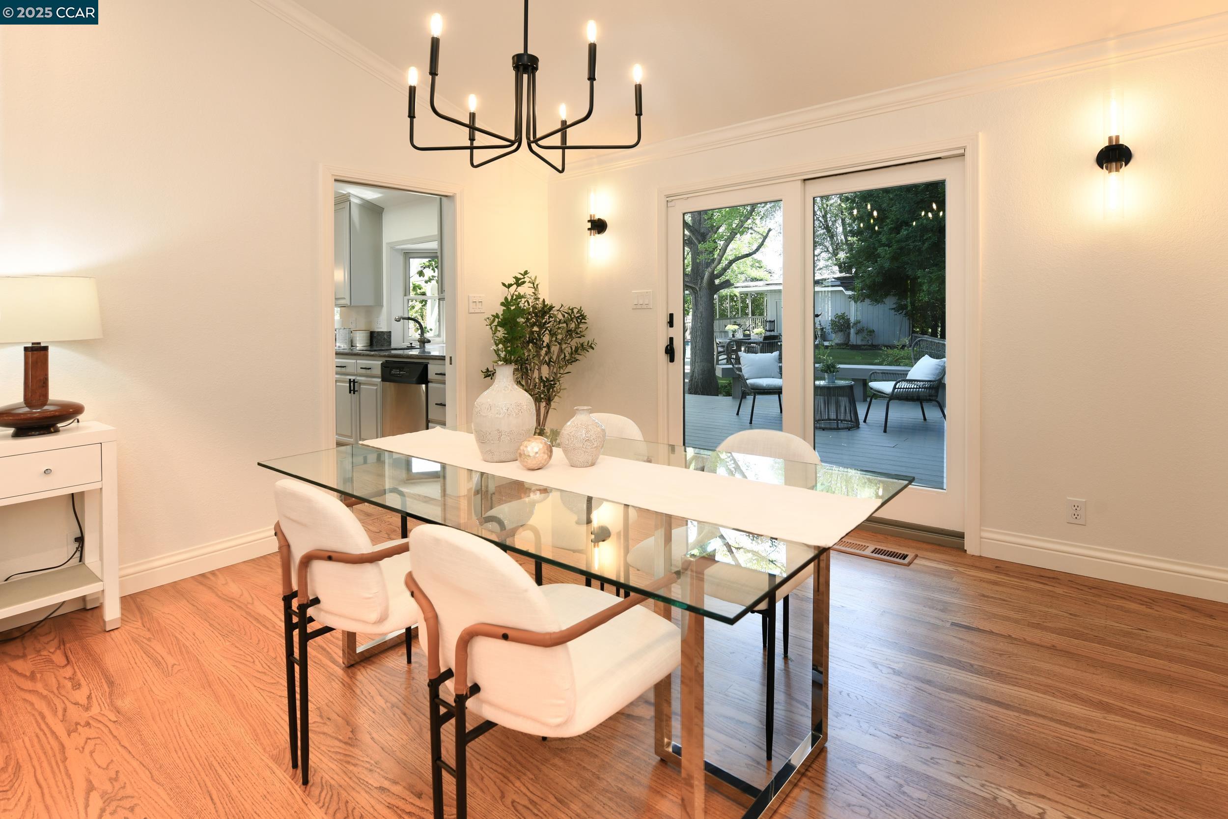 Detail Gallery Image 9 of 59 For 683 Wee Donegal, Lafayette,  CA 94549 - 5 Beds | 3/1 Baths