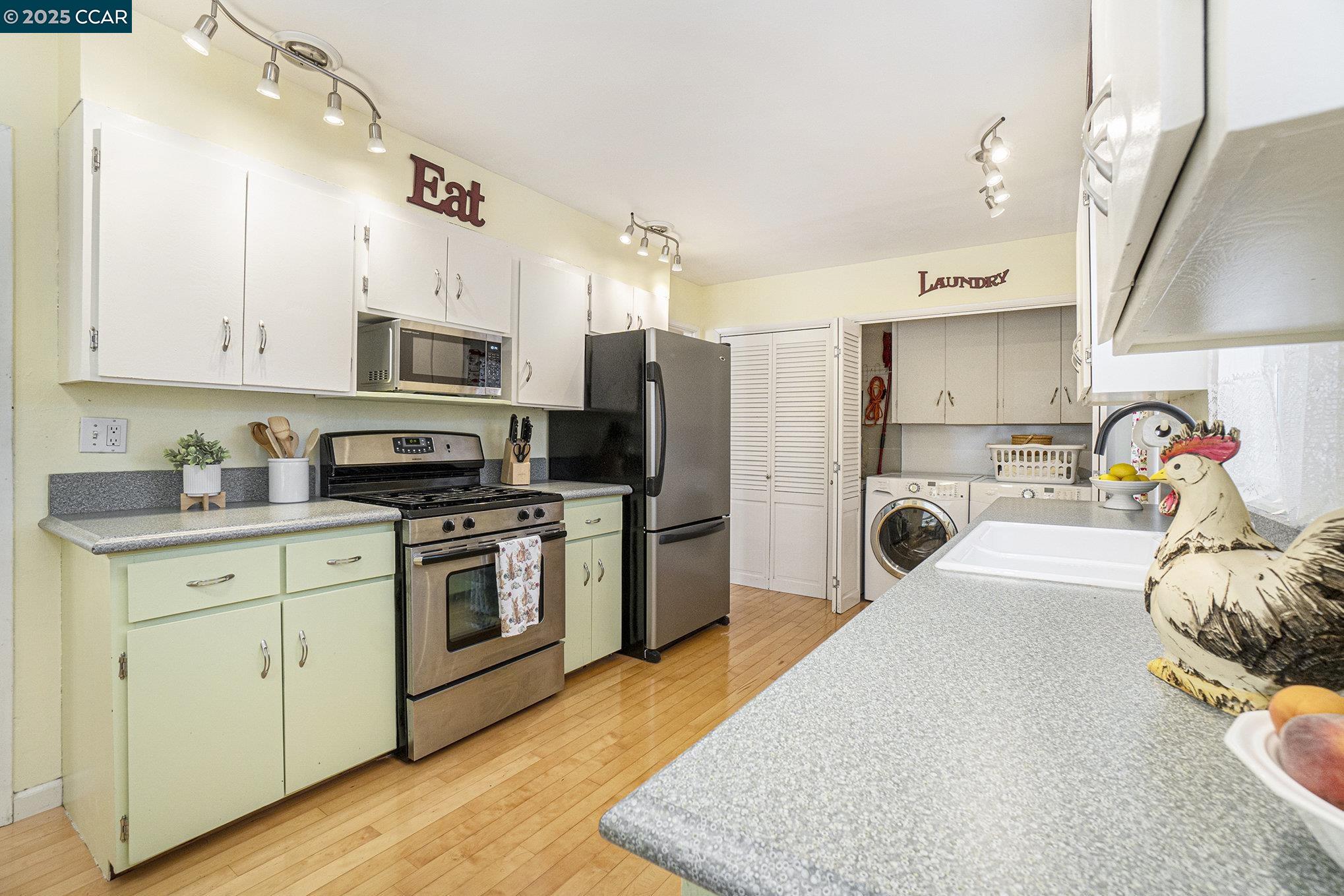 Detail Gallery Image 2 of 15 For 817 Vine Ave, Martinez,  CA 94553 - 3 Beds | 1 Baths