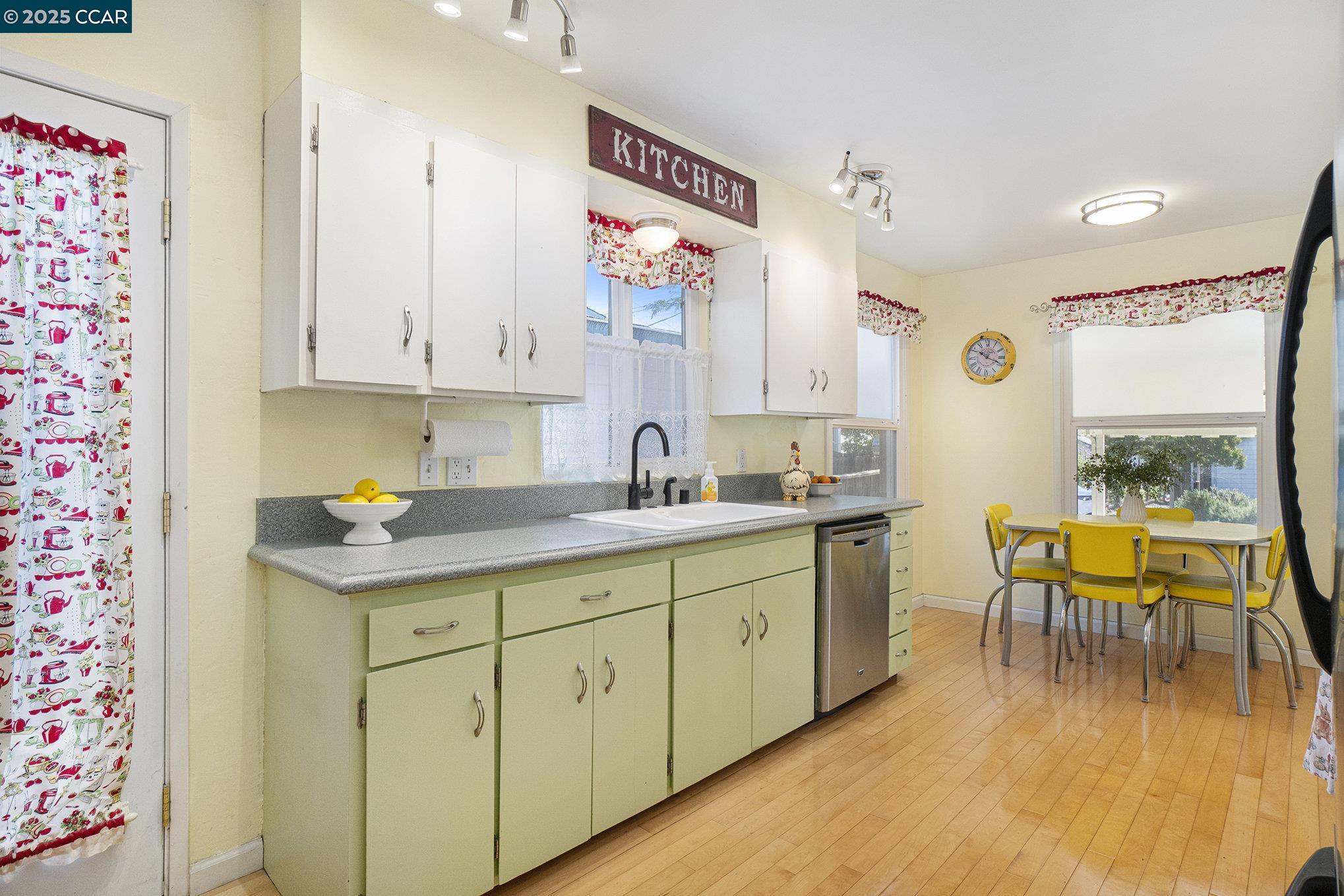 Detail Gallery Image 3 of 15 For 817 Vine Ave, Martinez,  CA 94553 - 3 Beds | 1 Baths