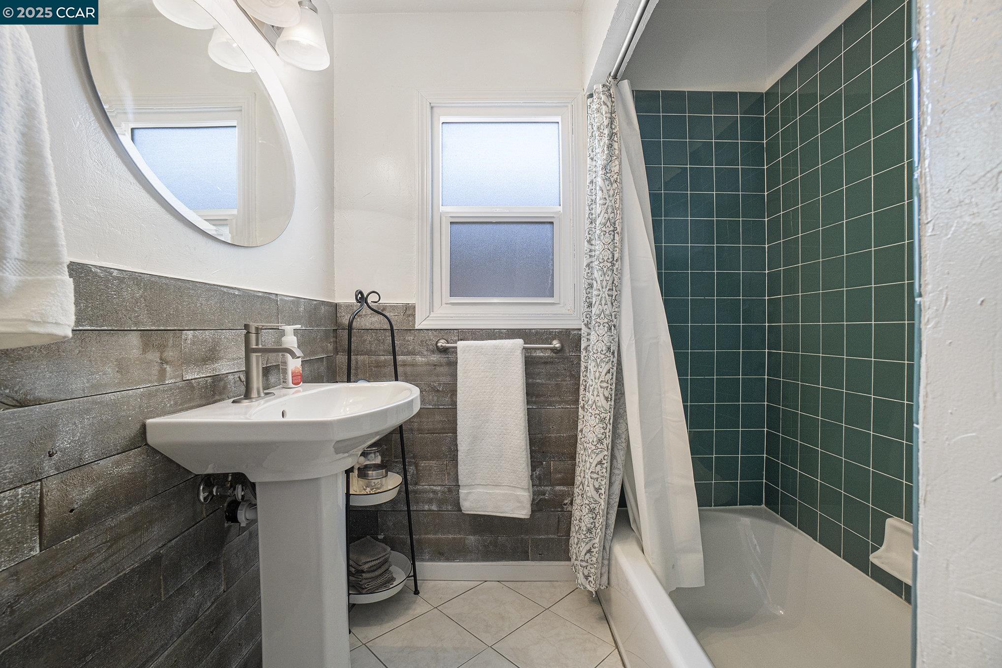 Detail Gallery Image 7 of 15 For 817 Vine Ave, Martinez,  CA 94553 - 3 Beds | 1 Baths
