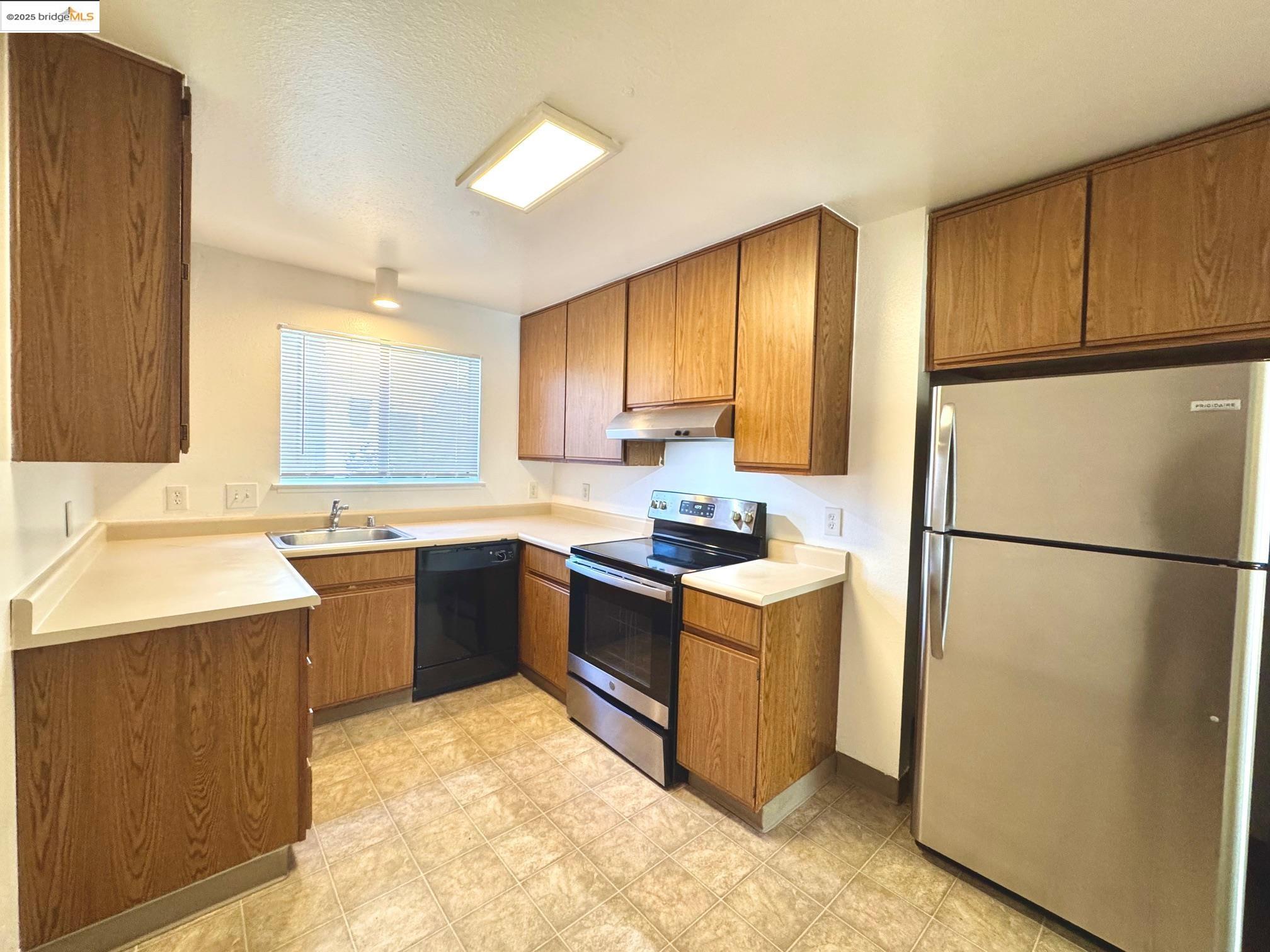 Detail Gallery Image 1 of 17 For 554 Bancroft Ave #101,  San Leandro,  CA 94577 - 2 Beds | 1 Baths