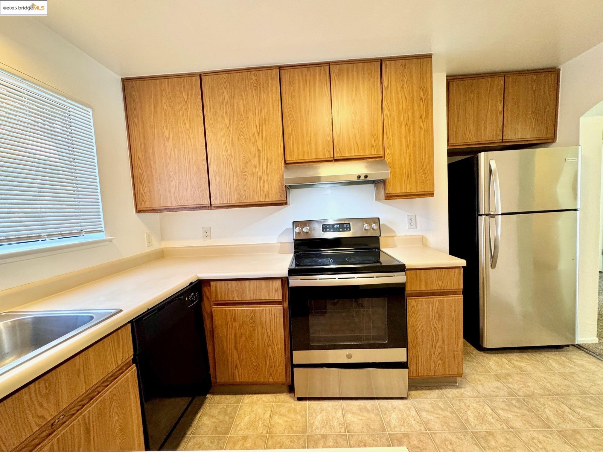 Detail Gallery Image 2 of 17 For 554 Bancroft Ave #101,  San Leandro,  CA 94577 - 2 Beds | 1 Baths