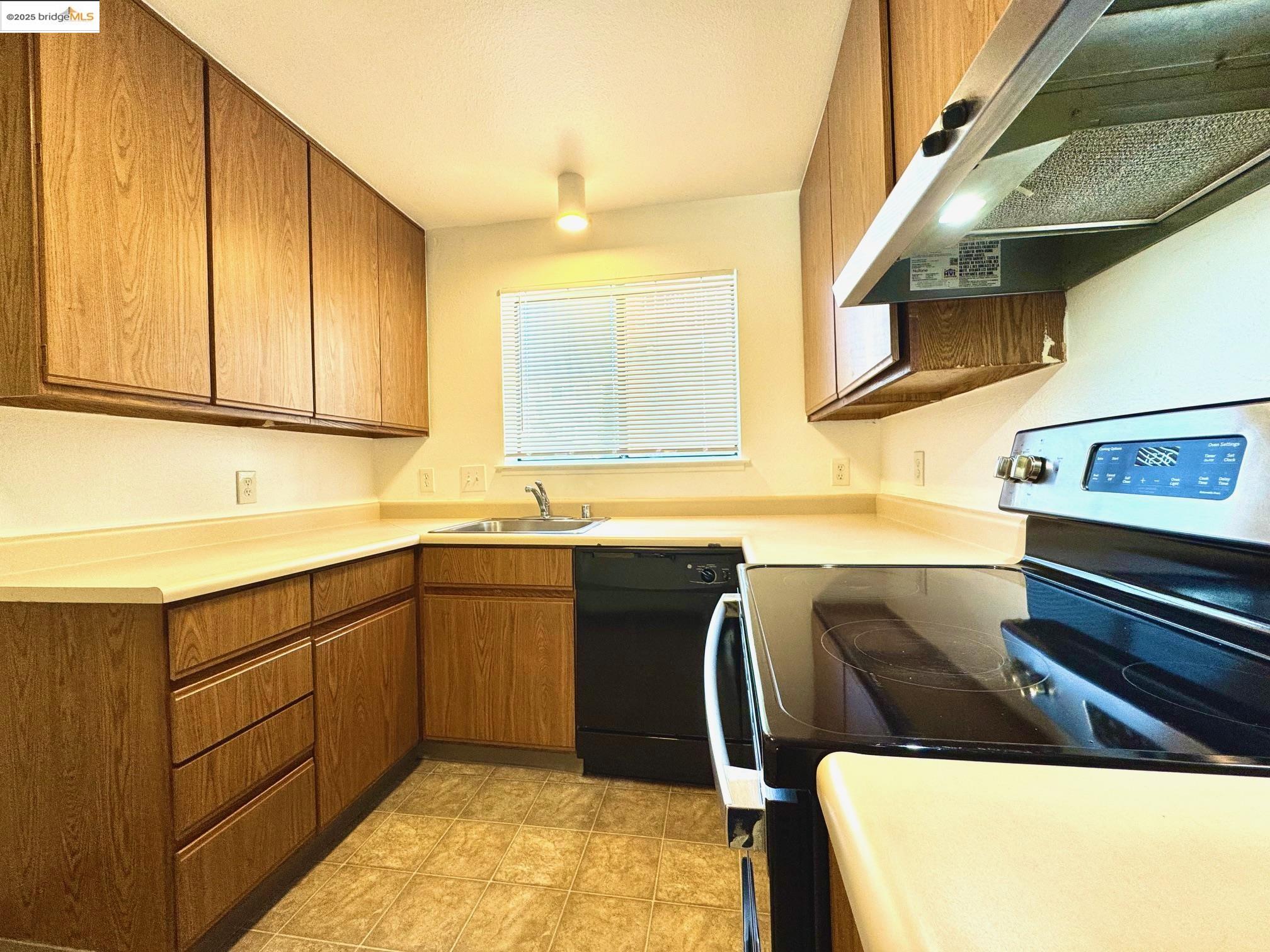 Detail Gallery Image 5 of 17 For 554 Bancroft Ave #101,  San Leandro,  CA 94577 - 2 Beds | 1 Baths