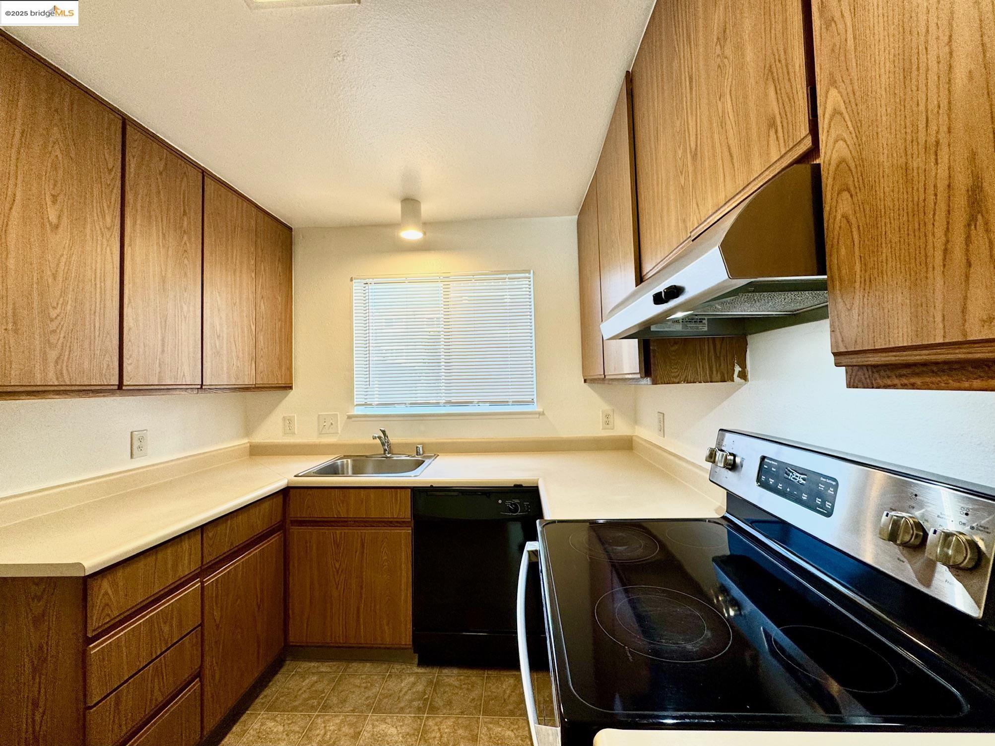 Detail Gallery Image 6 of 17 For 554 Bancroft Ave #101,  San Leandro,  CA 94577 - 2 Beds | 1 Baths