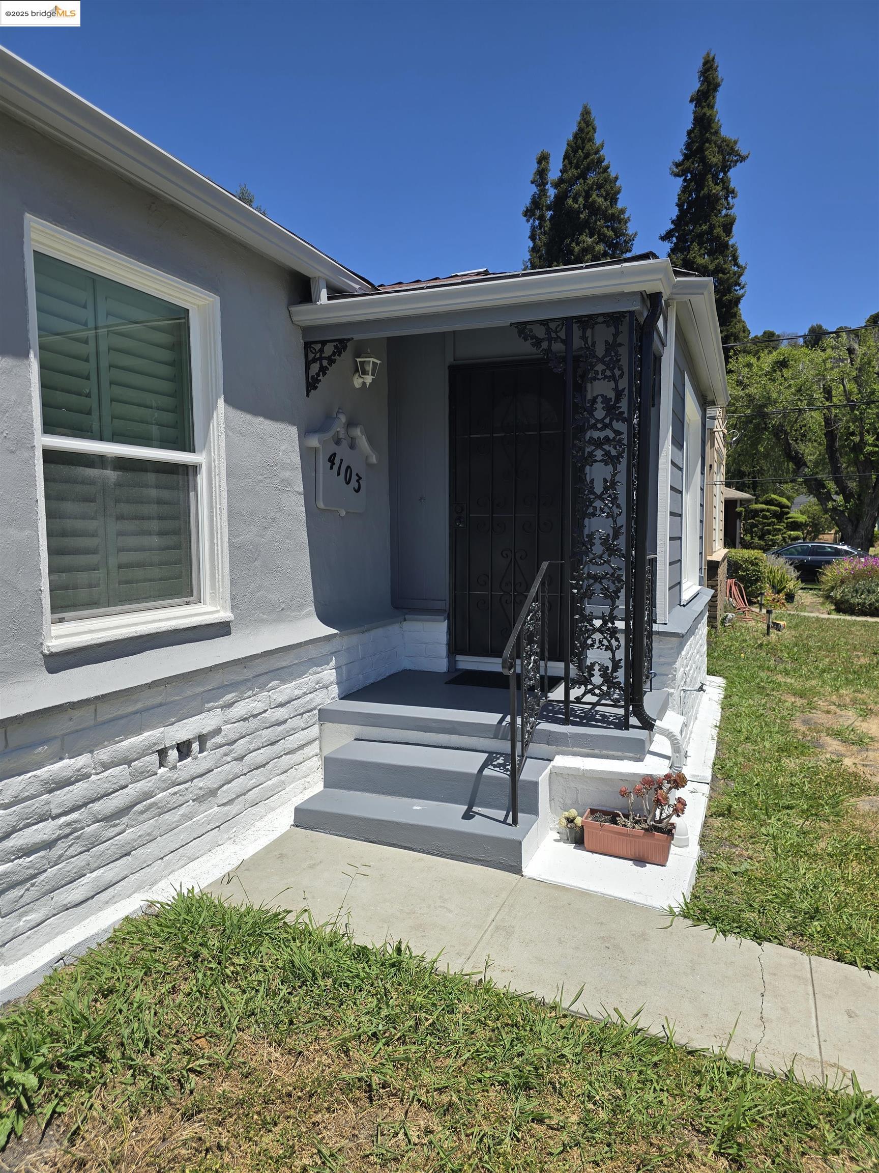 Detail Gallery Image 2 of 10 For 4103 Dickson Ct, Oakland,  CA 94605 - 3 Beds | 1 Baths