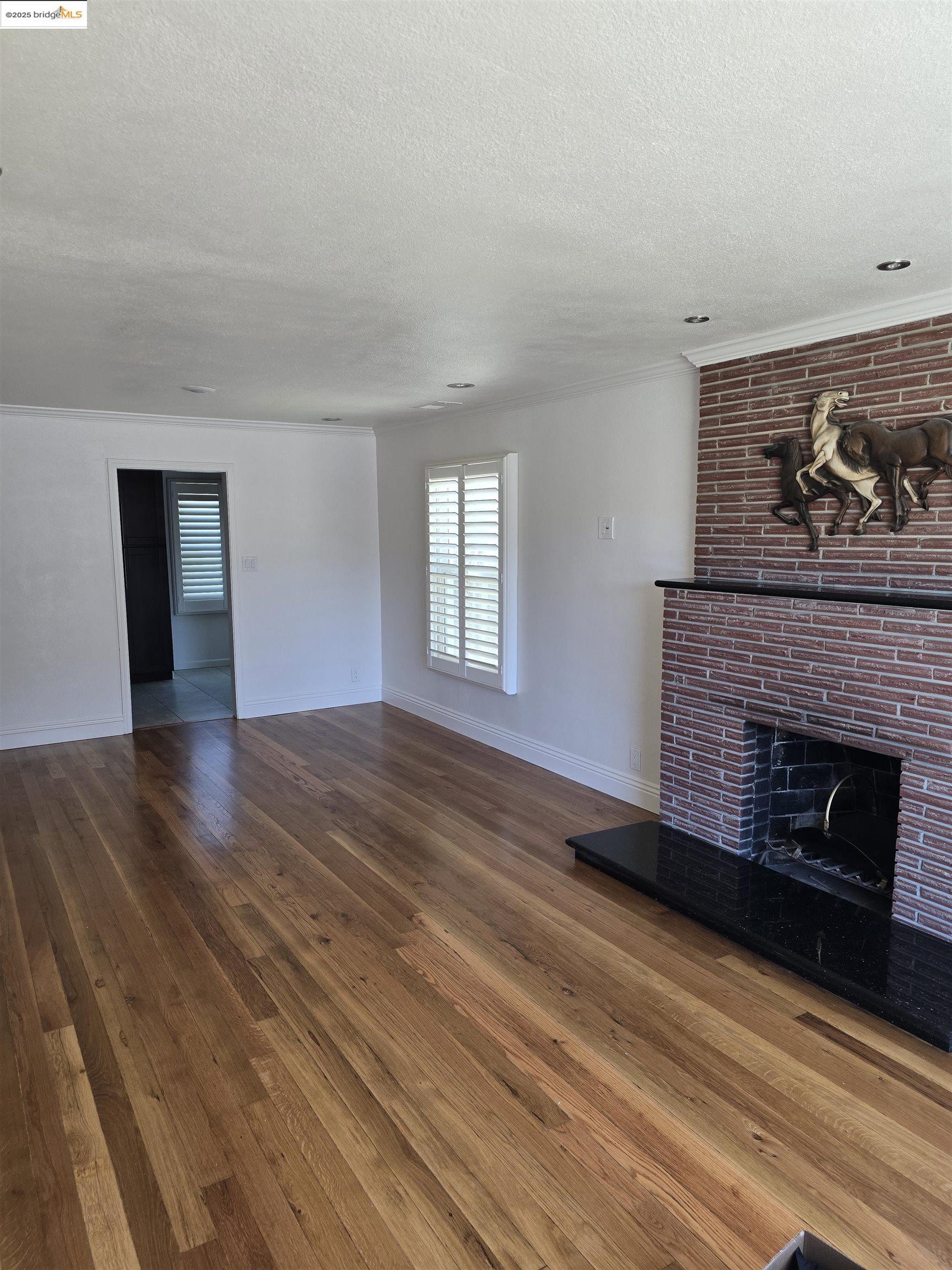 Detail Gallery Image 3 of 10 For 4103 Dickson Ct, Oakland,  CA 94605 - 3 Beds | 1 Baths