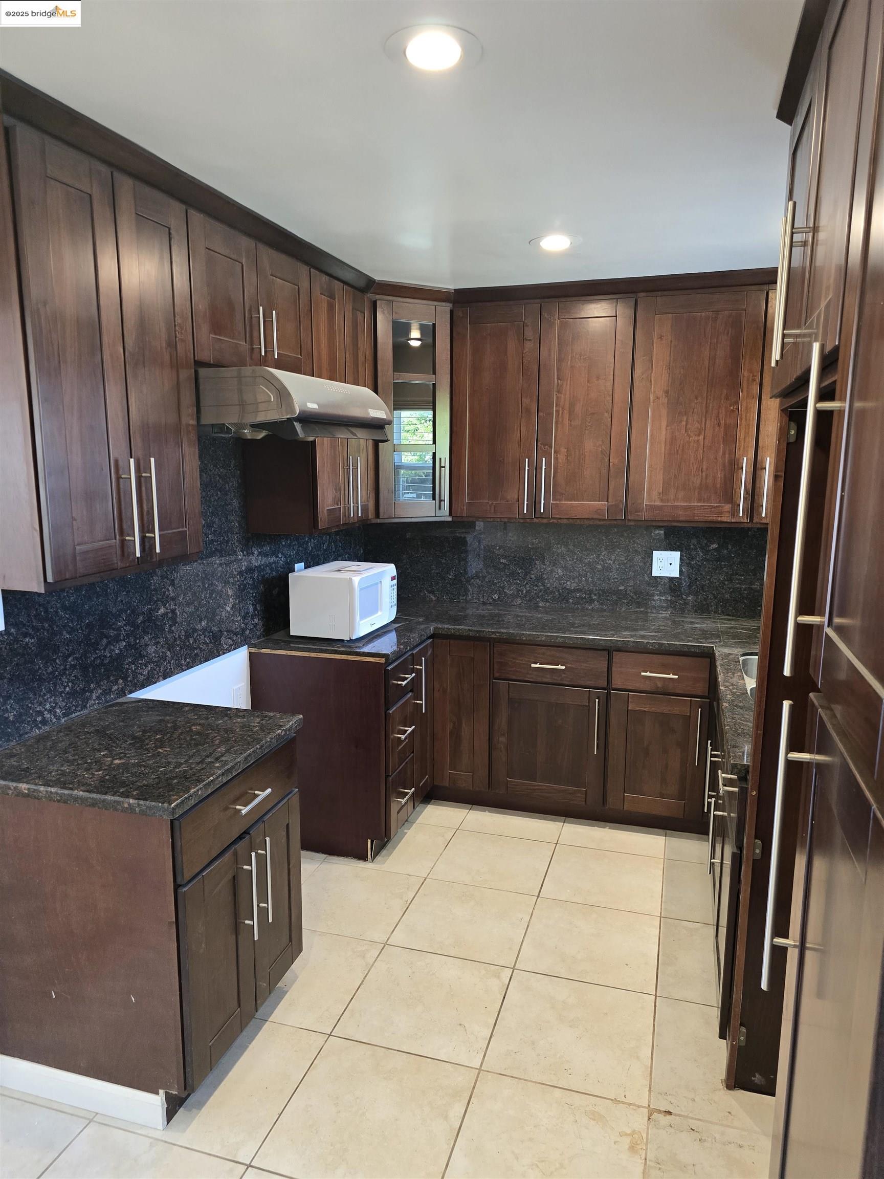 Detail Gallery Image 4 of 10 For 4103 Dickson Ct, Oakland,  CA 94605 - 3 Beds | 1 Baths