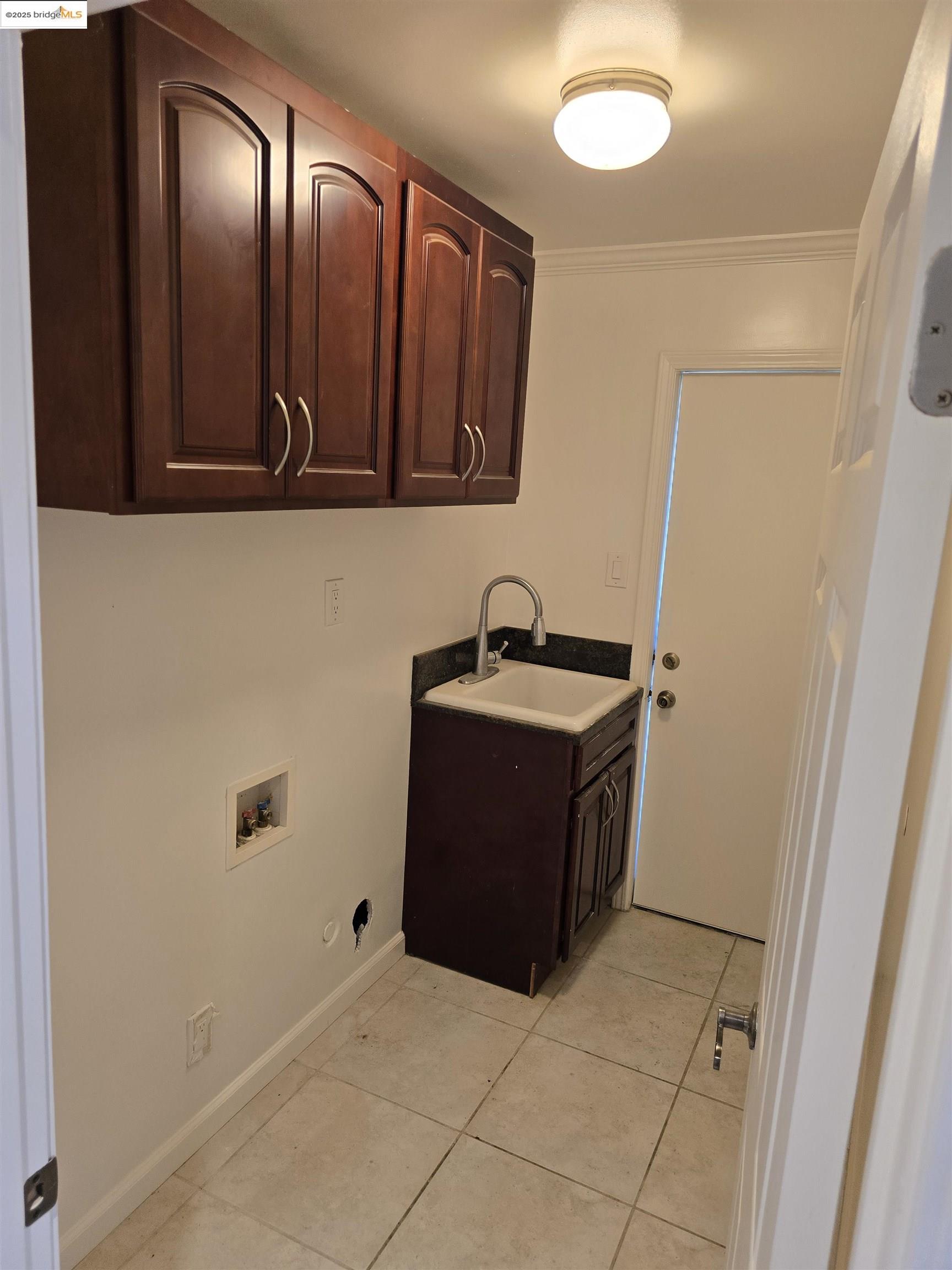 Detail Gallery Image 7 of 10 For 4103 Dickson Ct, Oakland,  CA 94605 - 3 Beds | 1 Baths