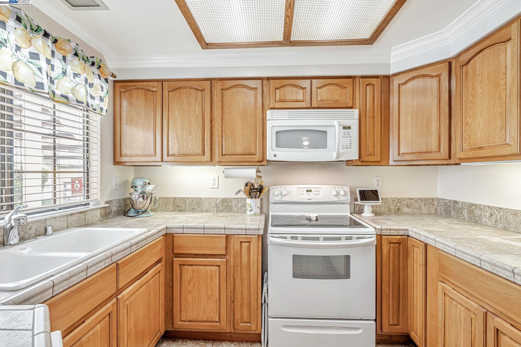 Detail Gallery Image 11 of 28 For 509 Devonwood, Hercules,  CA 94547 - 2 Beds | 2 Baths