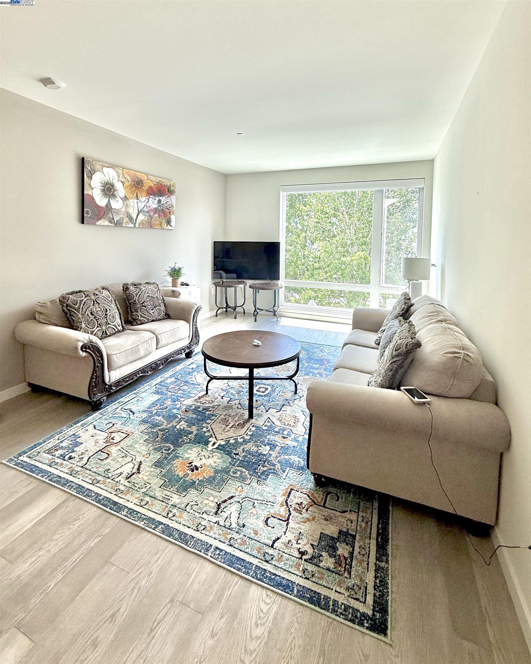 Detail Gallery Image 2 of 11 For 10 Innes Ct #304,  San Francisco,  CA 94124 - 2 Beds | 2 Baths