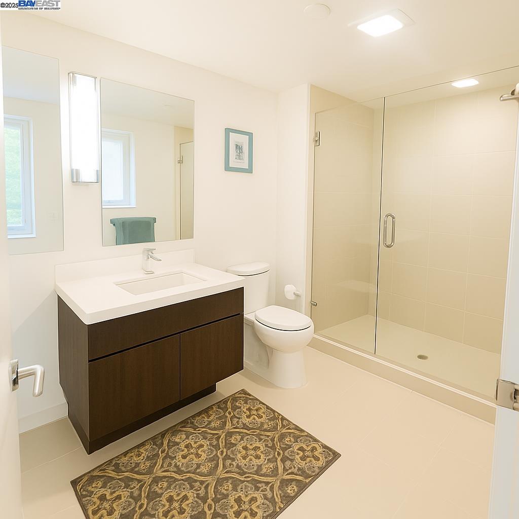 Detail Gallery Image 4 of 11 For 10 Innes Ct #304,  San Francisco,  CA 94124 - 2 Beds | 2 Baths