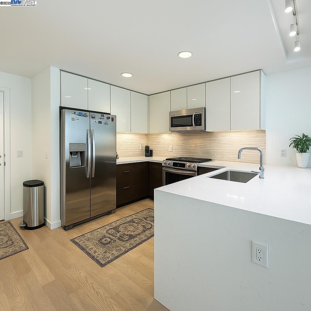 Detail Gallery Image 9 of 11 For 10 Innes Ct #304,  San Francisco,  CA 94124 - 2 Beds | 2 Baths