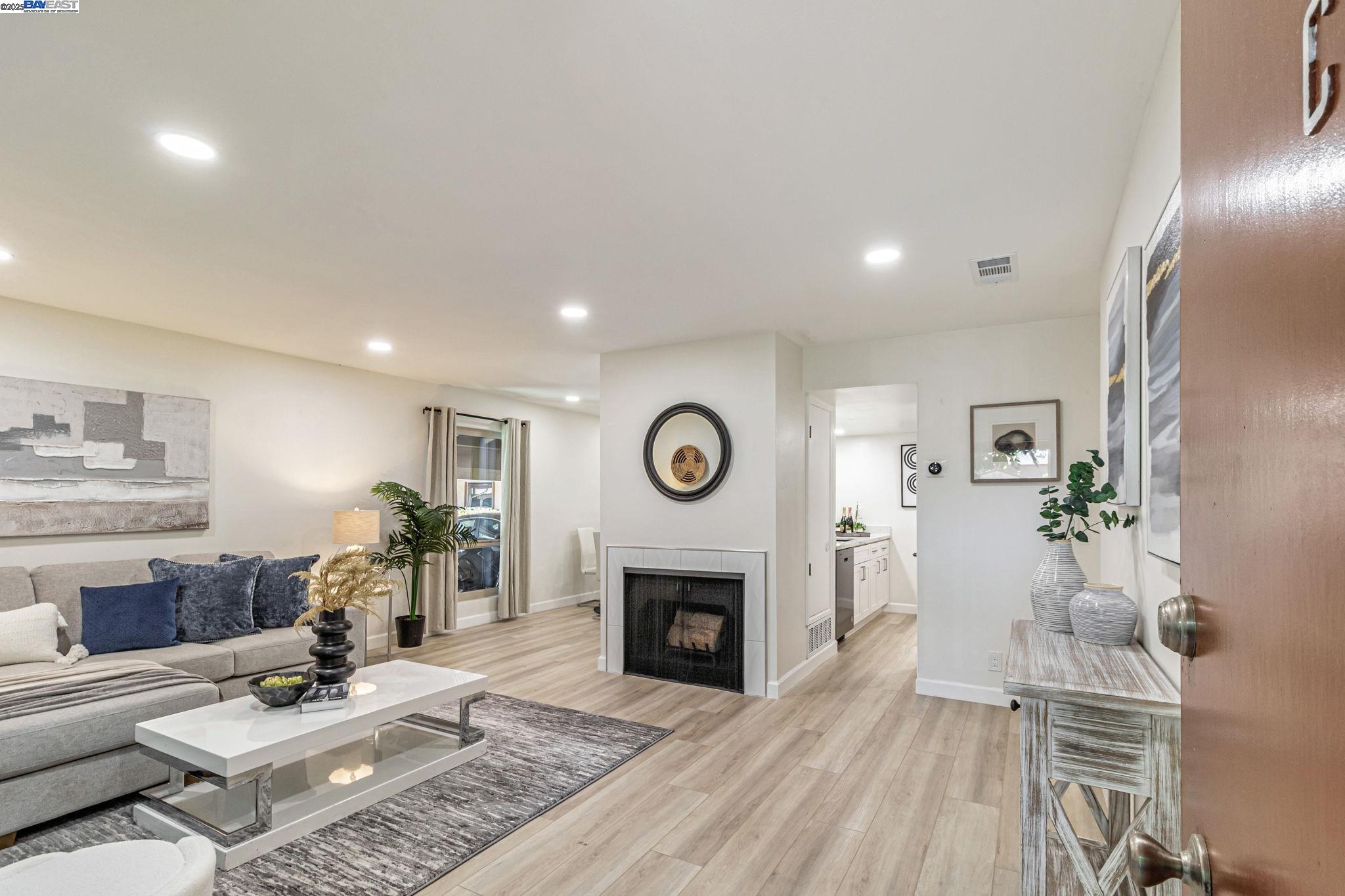 Detail Gallery Image 1 of 39 For 215 Red Oak Dr #C,  Sunnyvale,  CA 94086 - 2 Beds | 1 Baths