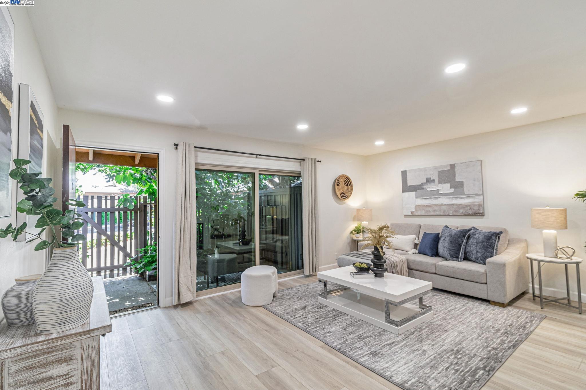 Detail Gallery Image 2 of 39 For 215 Red Oak Dr #C,  Sunnyvale,  CA 94086 - 2 Beds | 1 Baths
