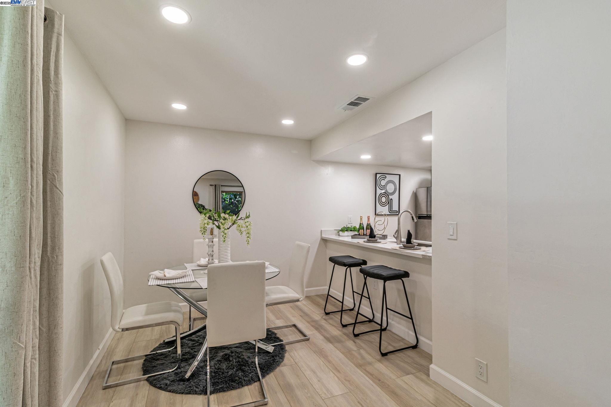 Detail Gallery Image 13 of 39 For 215 Red Oak Dr #C,  Sunnyvale,  CA 94086 - 2 Beds | 1 Baths
