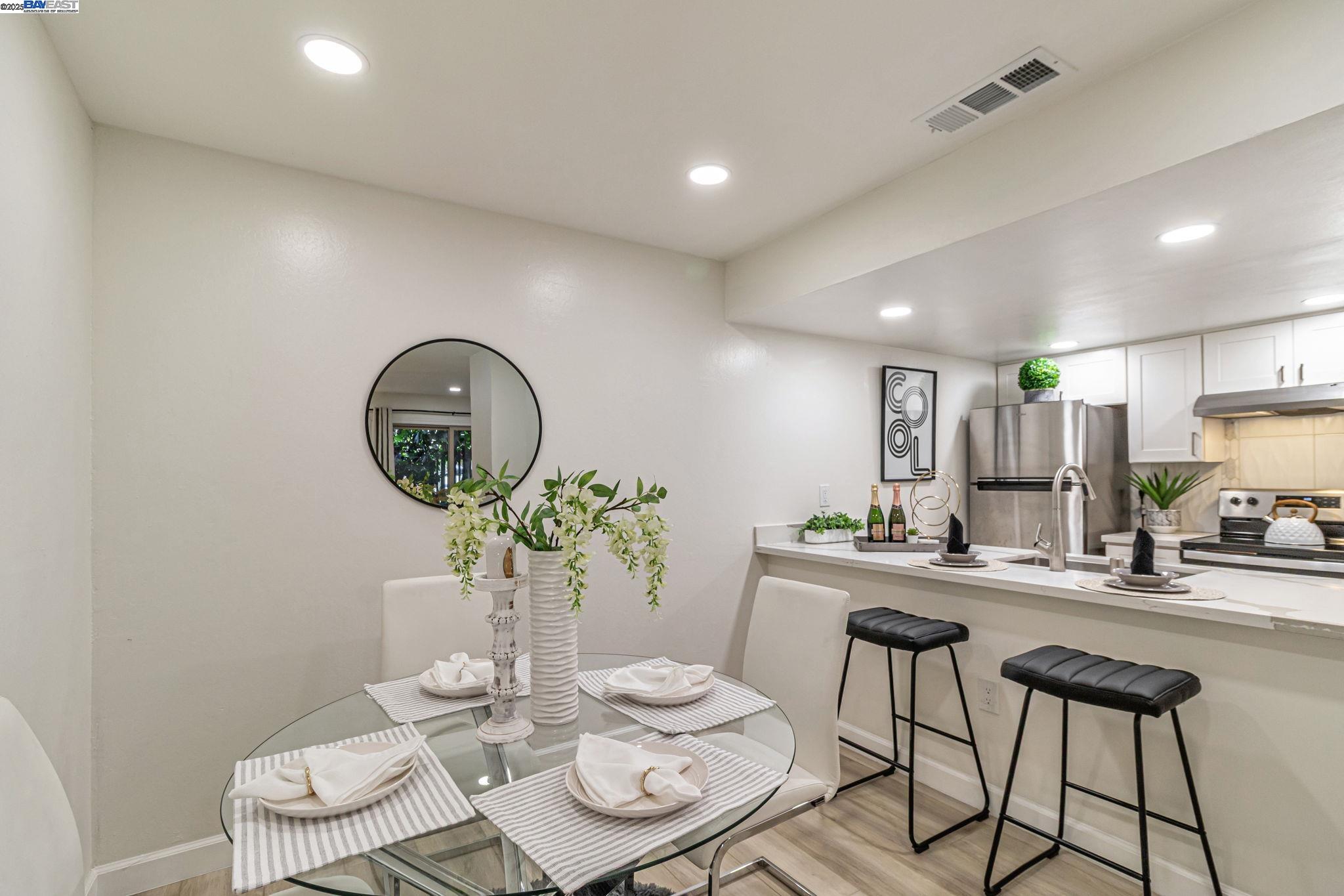 Detail Gallery Image 14 of 39 For 215 Red Oak Dr #C,  Sunnyvale,  CA 94086 - 2 Beds | 1 Baths