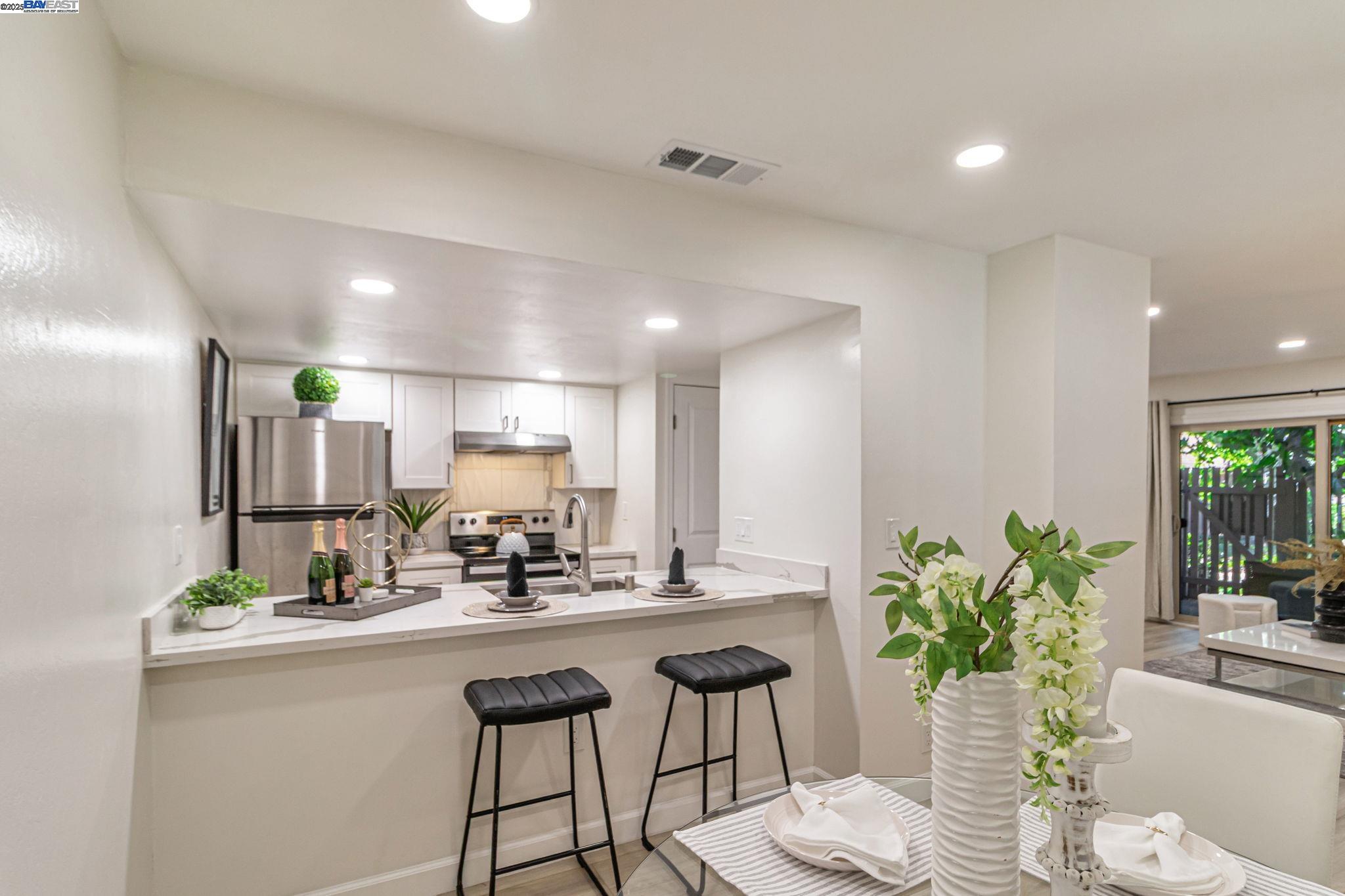 Detail Gallery Image 15 of 39 For 215 Red Oak Dr #C,  Sunnyvale,  CA 94086 - 2 Beds | 1 Baths
