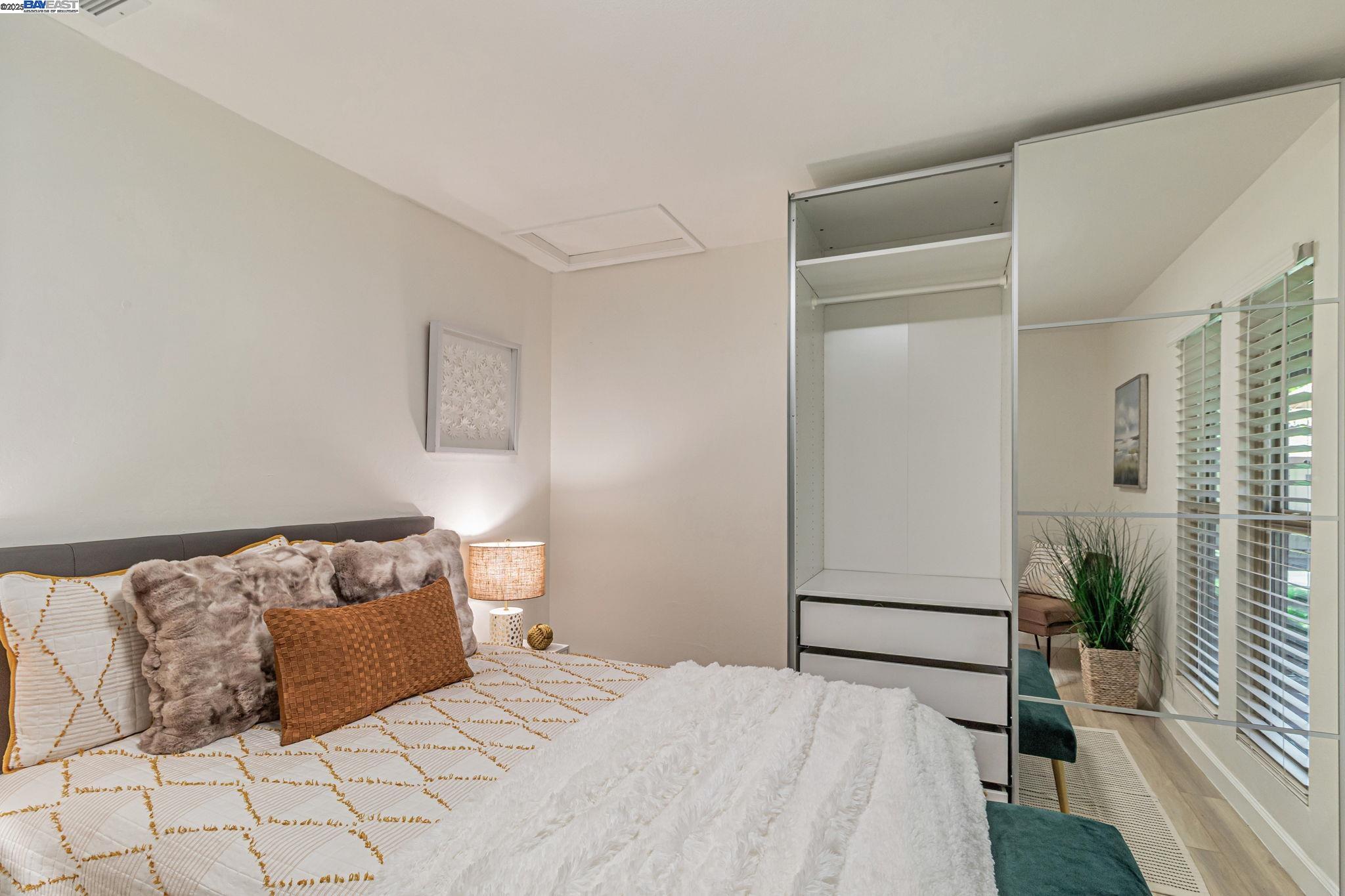 Detail Gallery Image 16 of 39 For 215 Red Oak Dr #C,  Sunnyvale,  CA 94086 - 2 Beds | 1 Baths