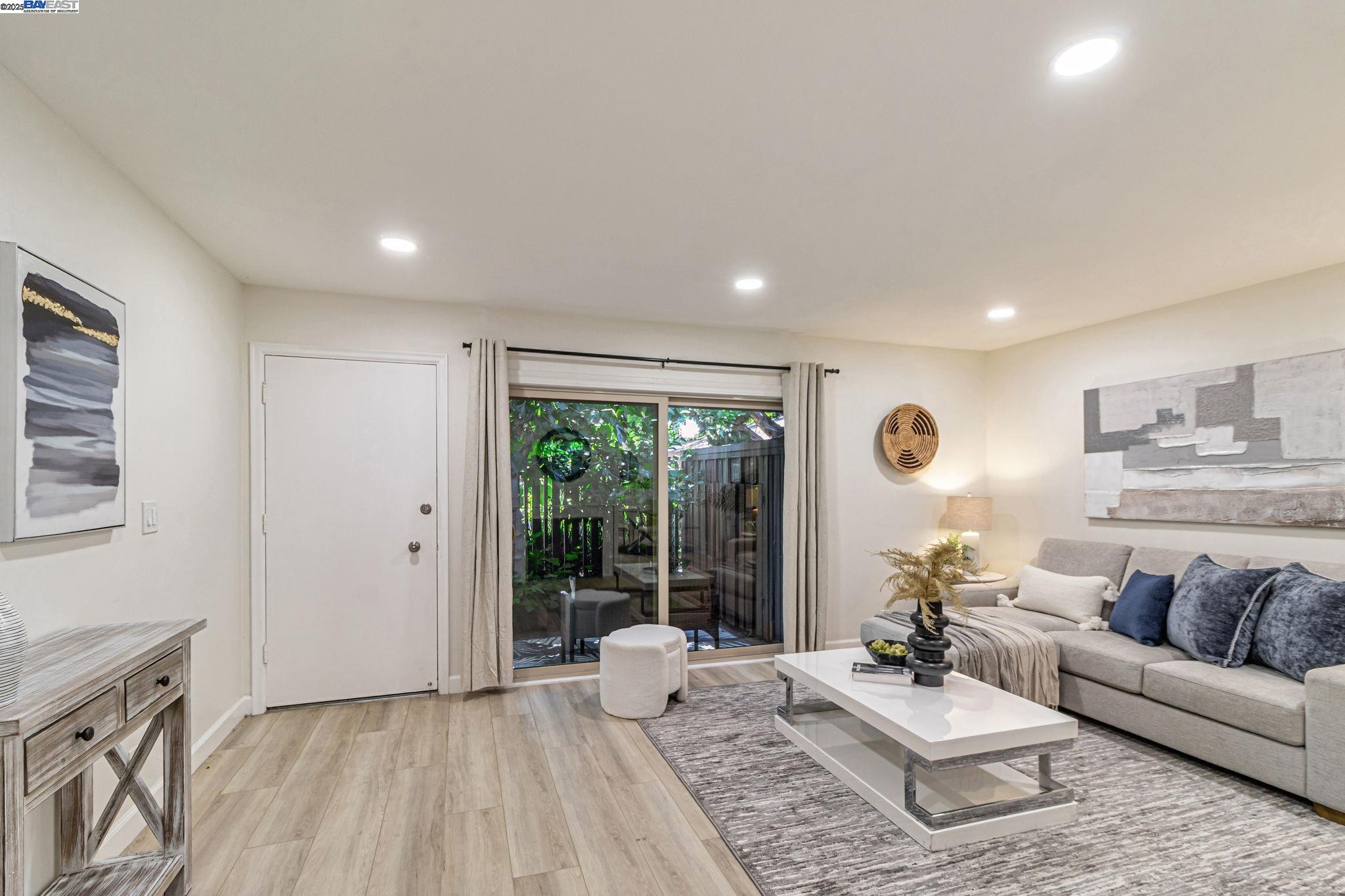 Detail Gallery Image 3 of 39 For 215 Red Oak Dr #C,  Sunnyvale,  CA 94086 - 2 Beds | 1 Baths