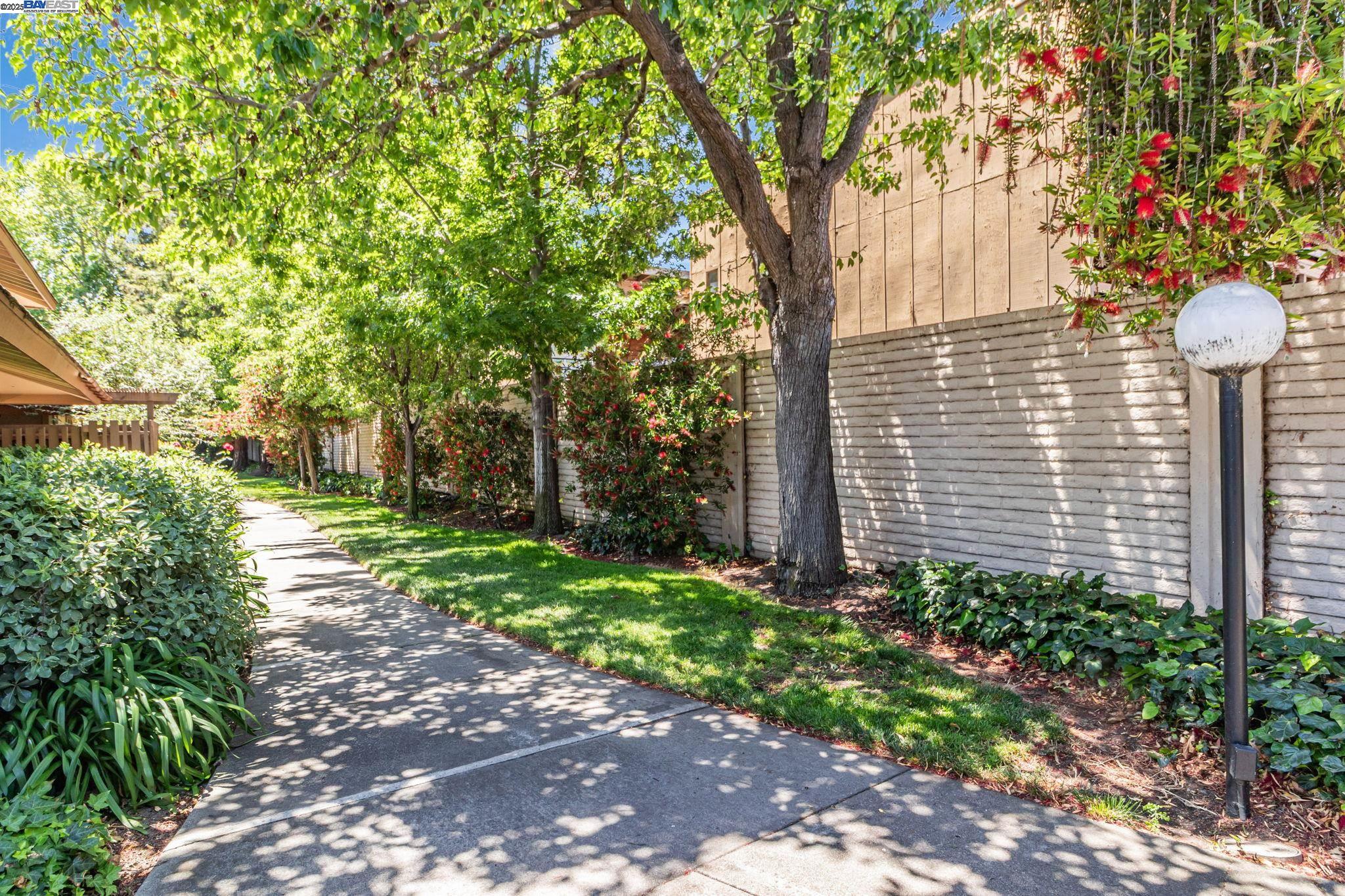 Detail Gallery Image 30 of 39 For 215 Red Oak Dr #C,  Sunnyvale,  CA 94086 - 2 Beds | 1 Baths