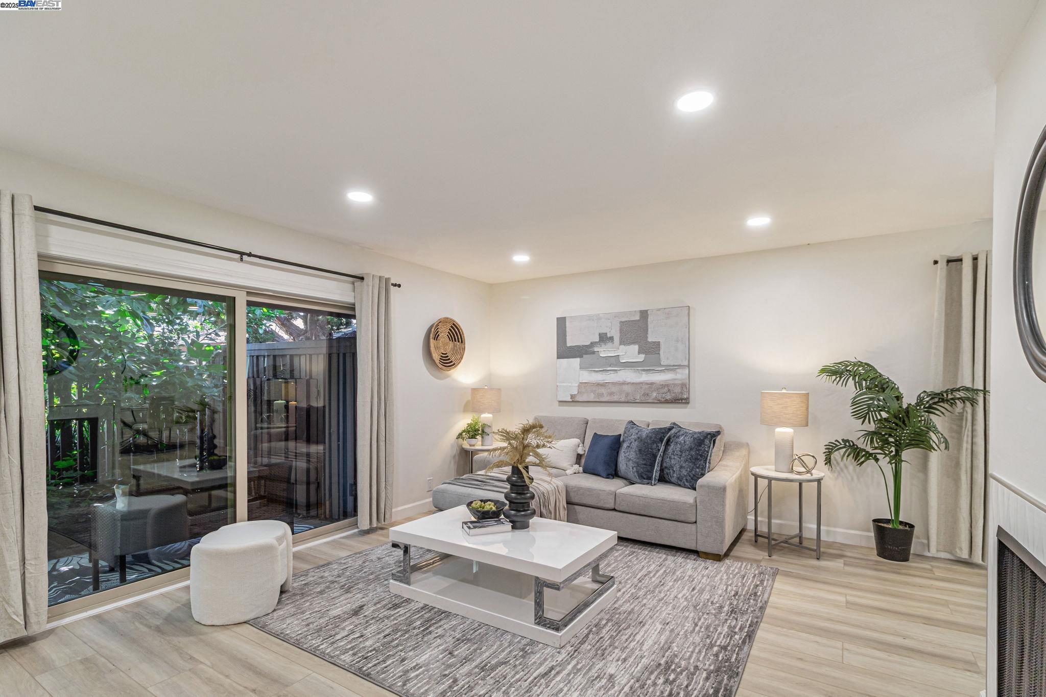 Detail Gallery Image 4 of 39 For 215 Red Oak Dr #C,  Sunnyvale,  CA 94086 - 2 Beds | 1 Baths