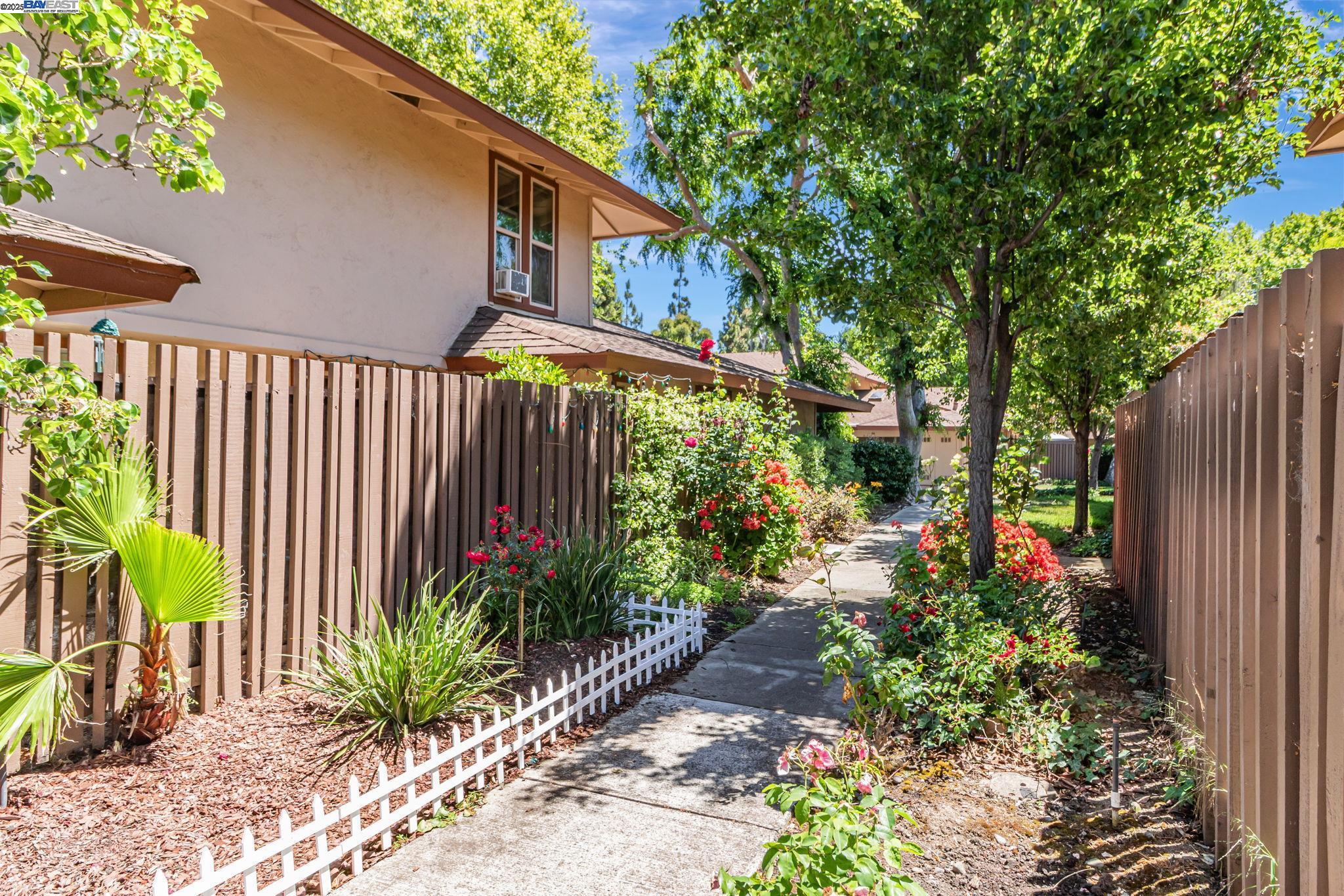 Detail Gallery Image 31 of 39 For 215 Red Oak Dr #C,  Sunnyvale,  CA 94086 - 2 Beds | 1 Baths