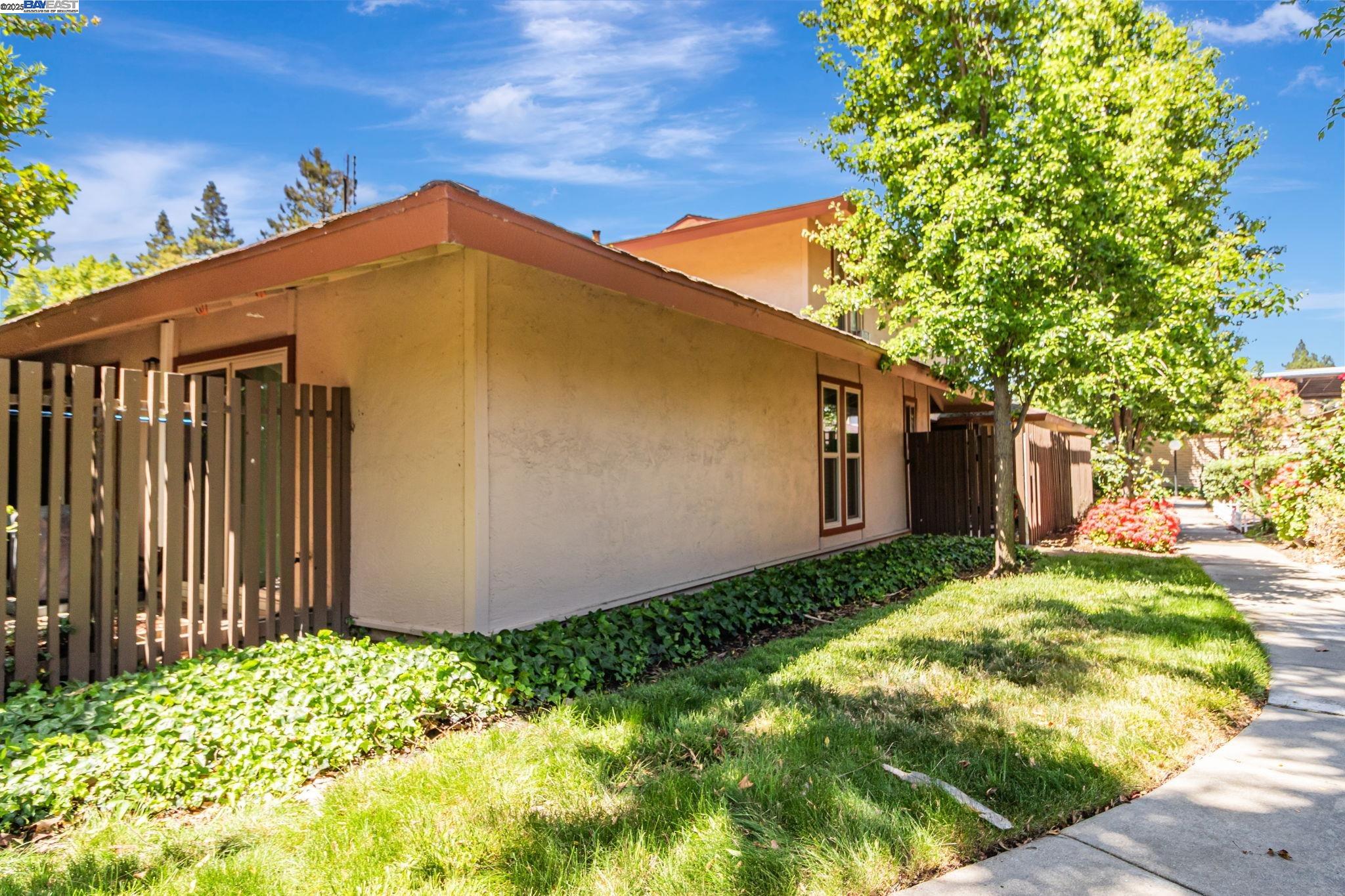 Detail Gallery Image 33 of 39 For 215 Red Oak Dr #C,  Sunnyvale,  CA 94086 - 2 Beds | 1 Baths