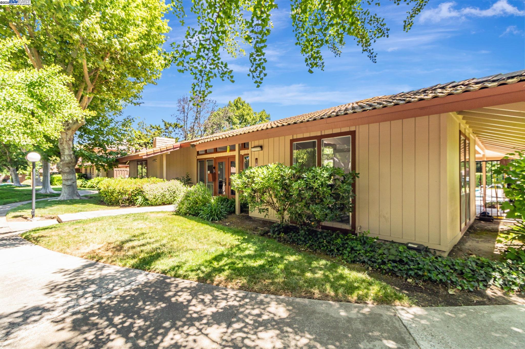 Detail Gallery Image 34 of 39 For 215 Red Oak Dr #C,  Sunnyvale,  CA 94086 - 2 Beds | 1 Baths